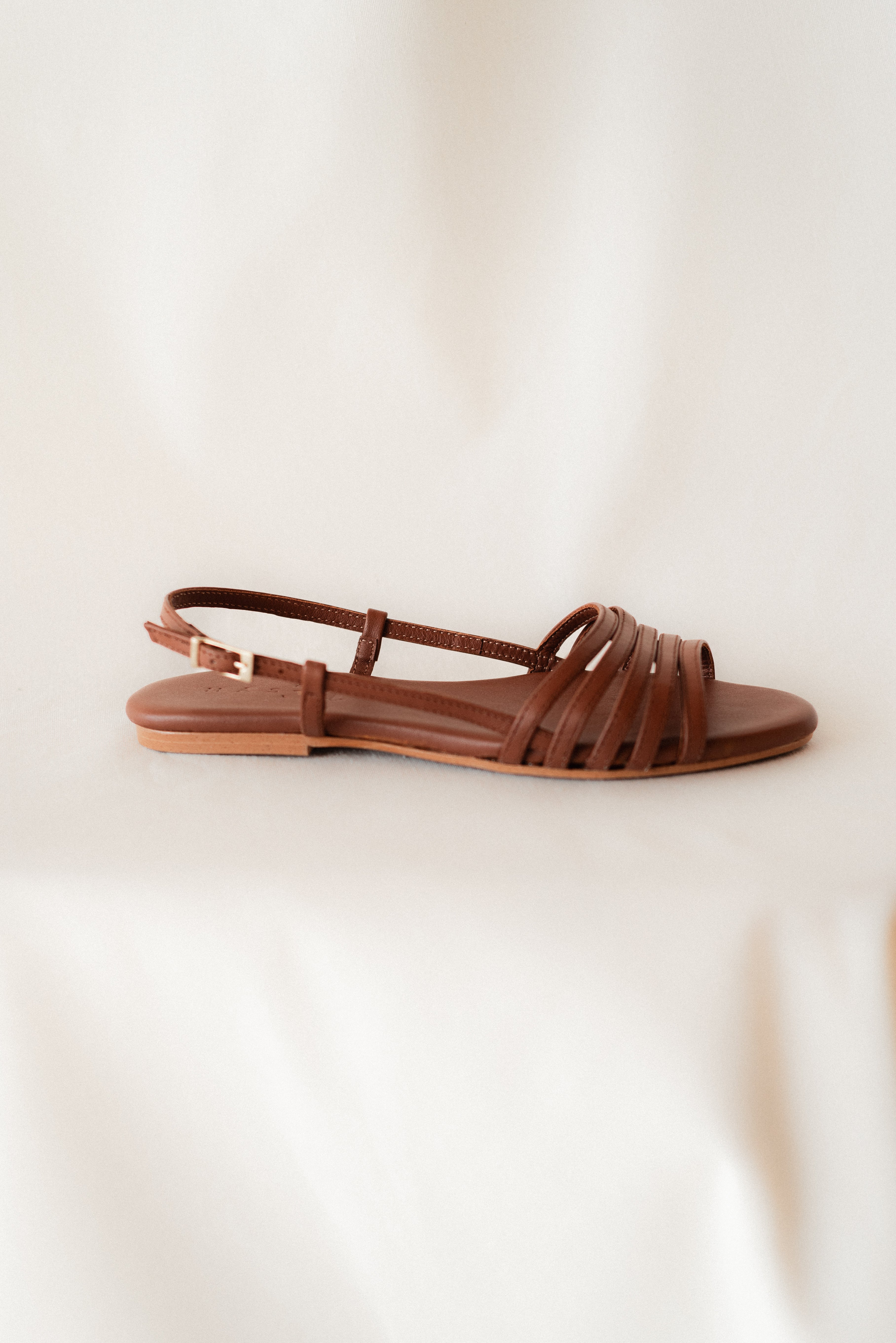 SANDALIA PLANA COSME PIEL MARRÓN