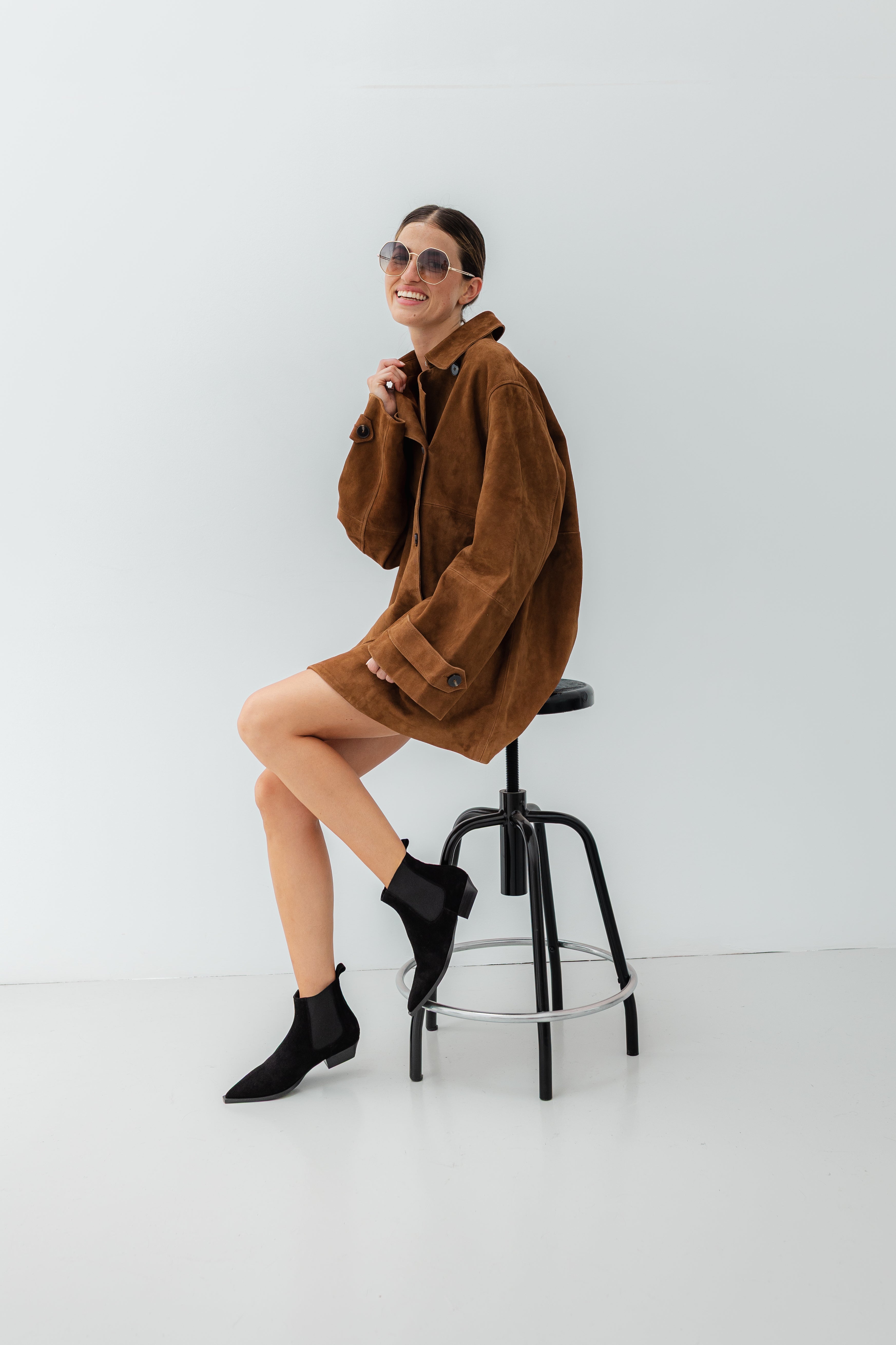 Botín de ante negro para mujer