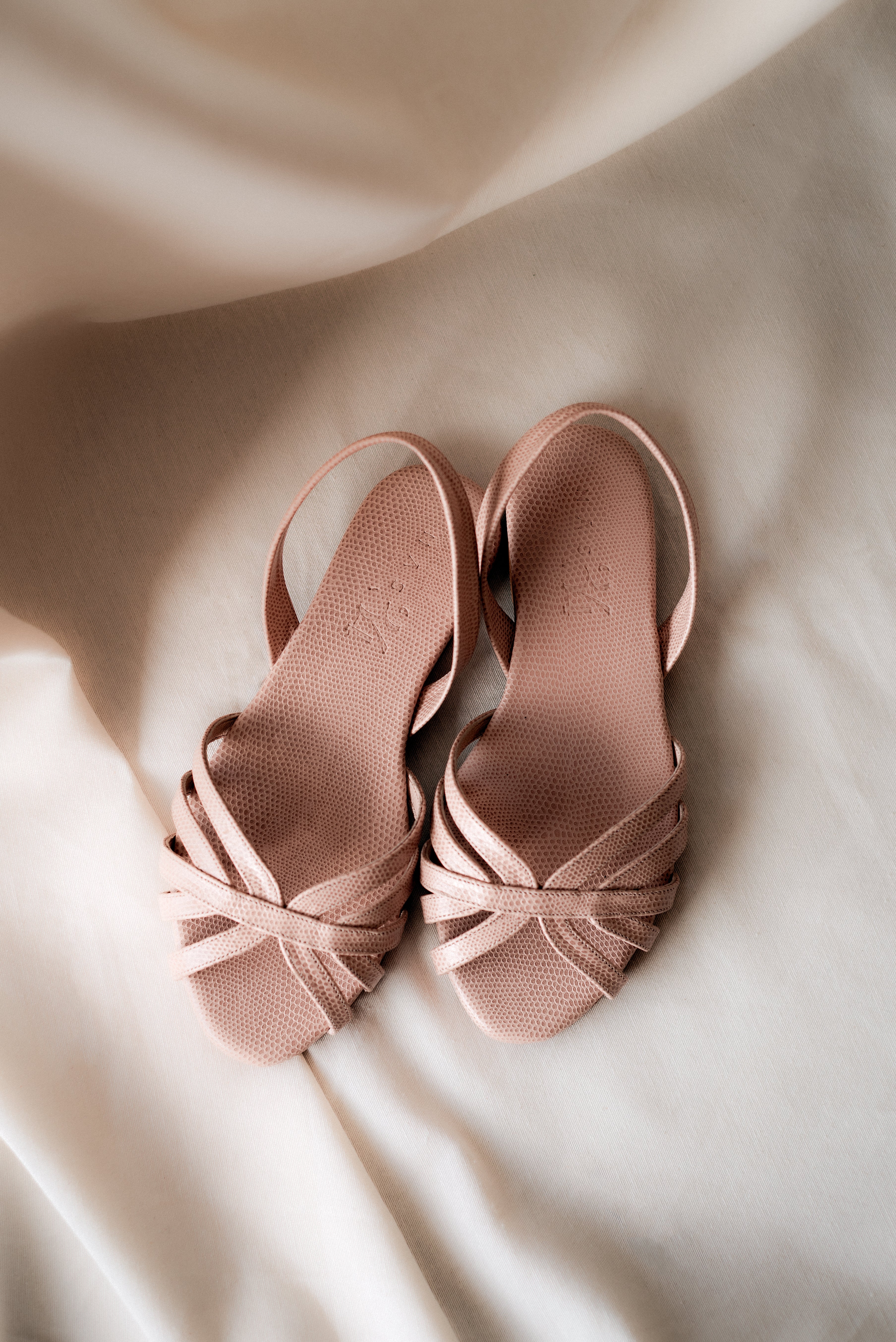 SANDALIA PLANA TOMÁS PIEL GRABADA NUDE