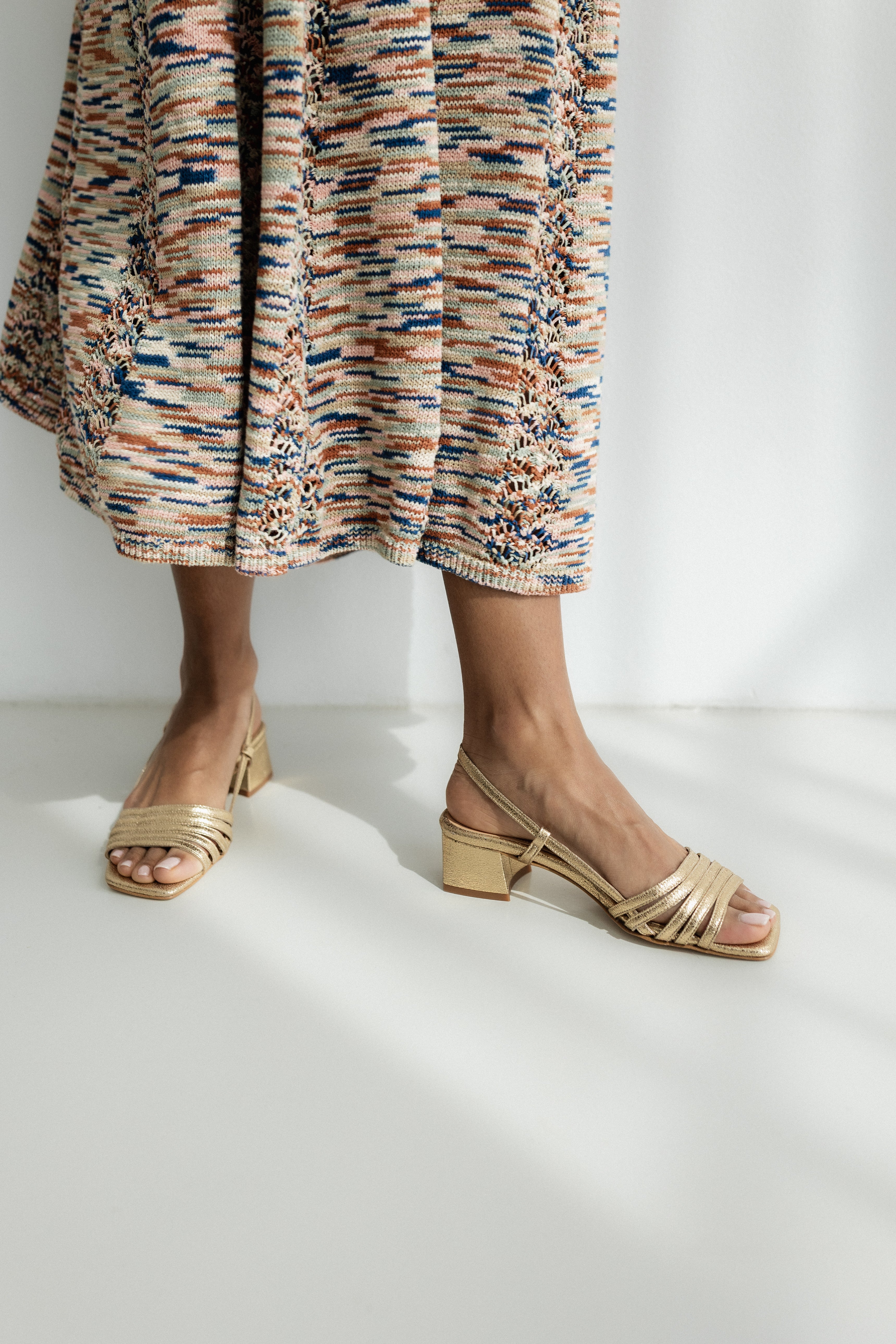 SANDALIA TELA PIEL GRABADA ORO TACÓN 4CM