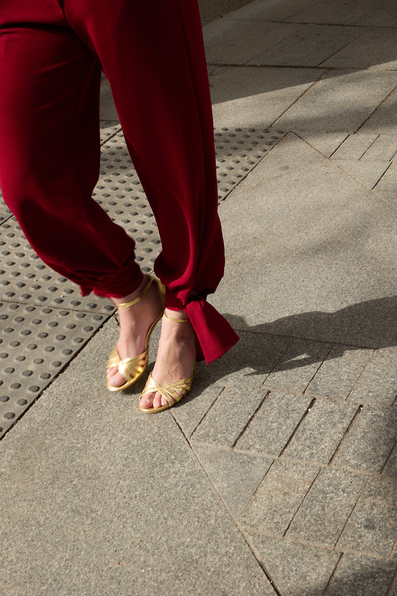 SANDALIA MIA PIEL EFECTO PITÓN ORO TACÓN 6CM