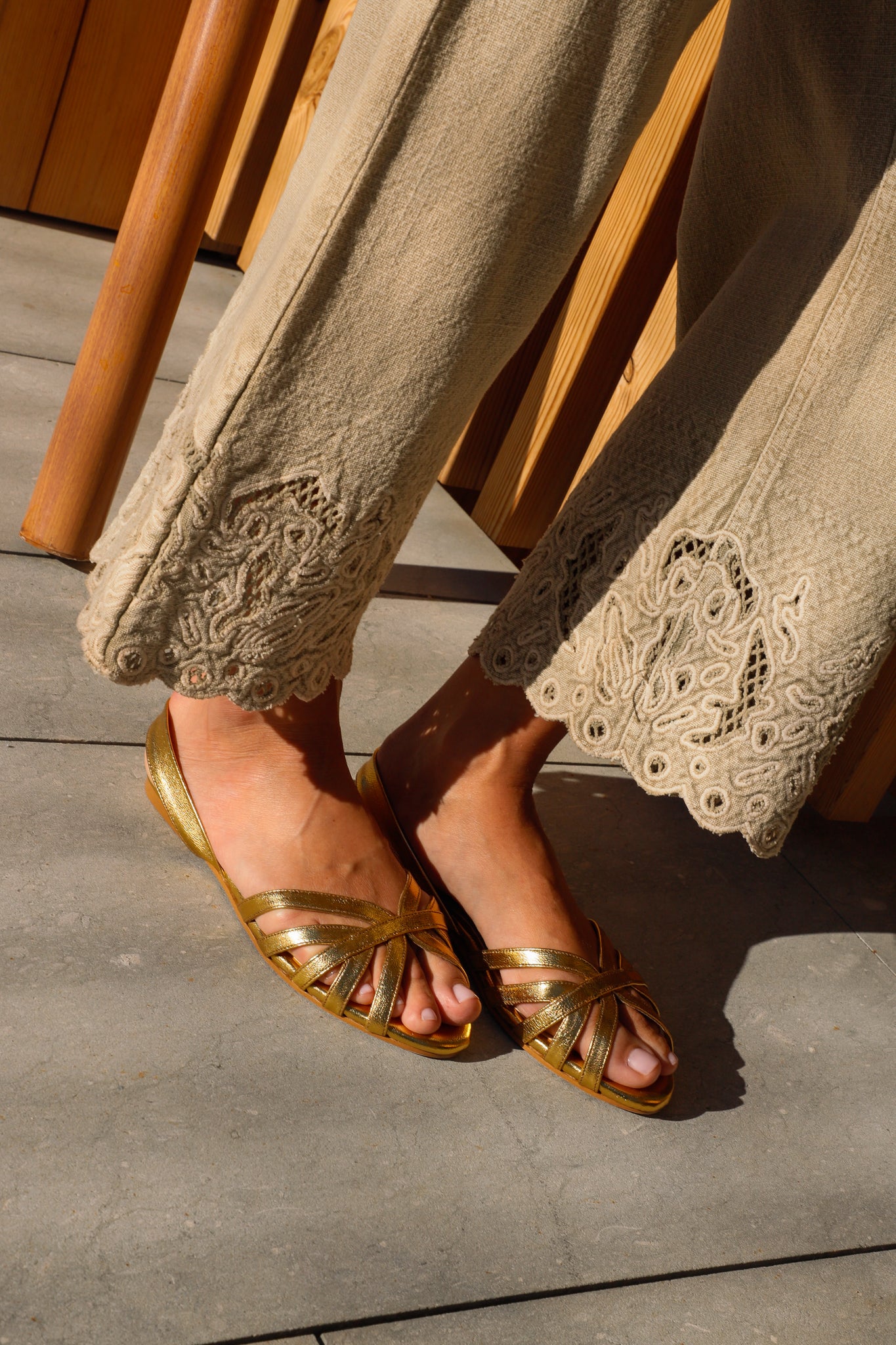 SANDALIA PLANA TOMÁS PIEL LAMINADO ORO