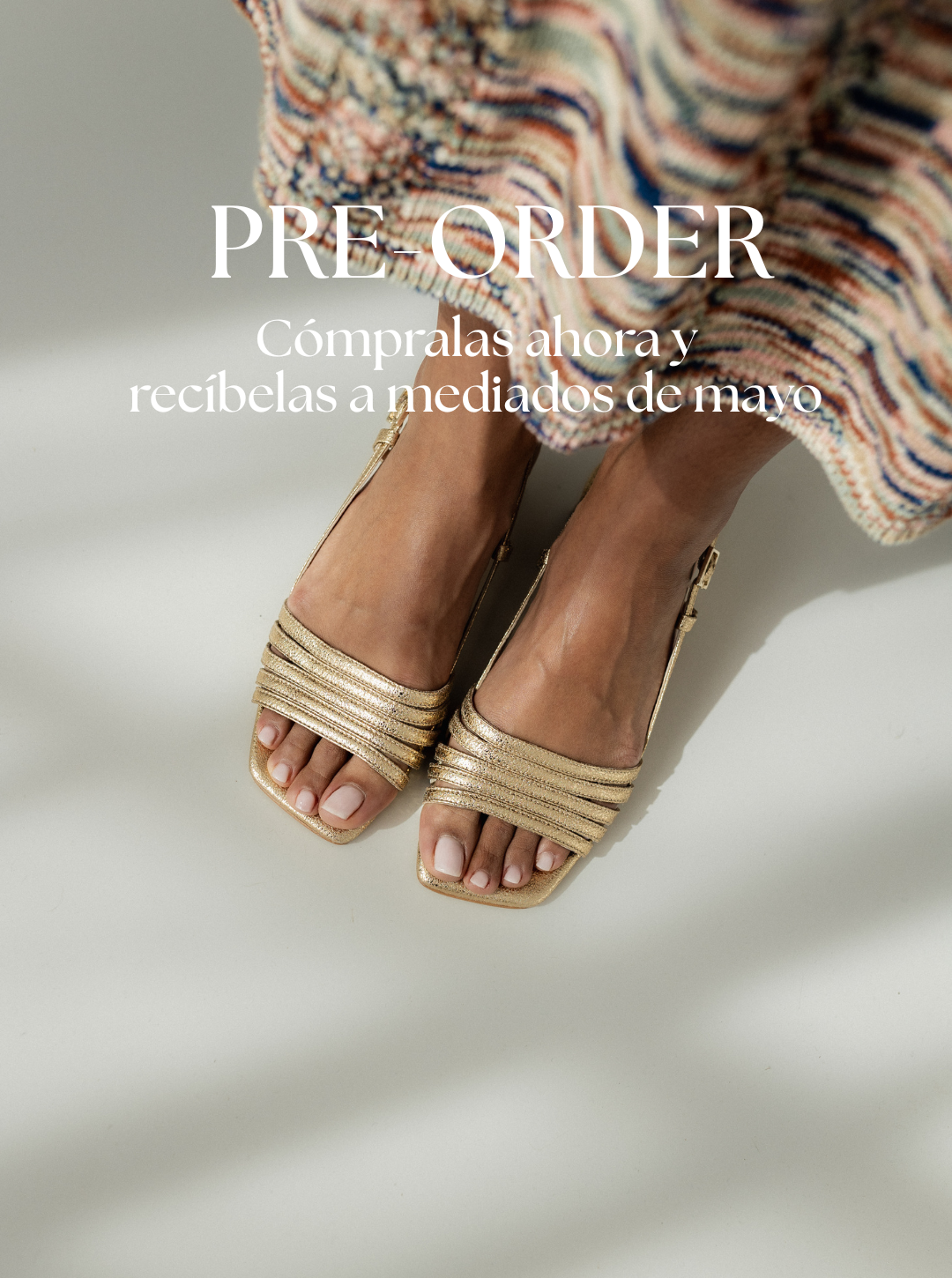 SANDALIA TELA PIEL GRABADA ORO TACÓN 4CM