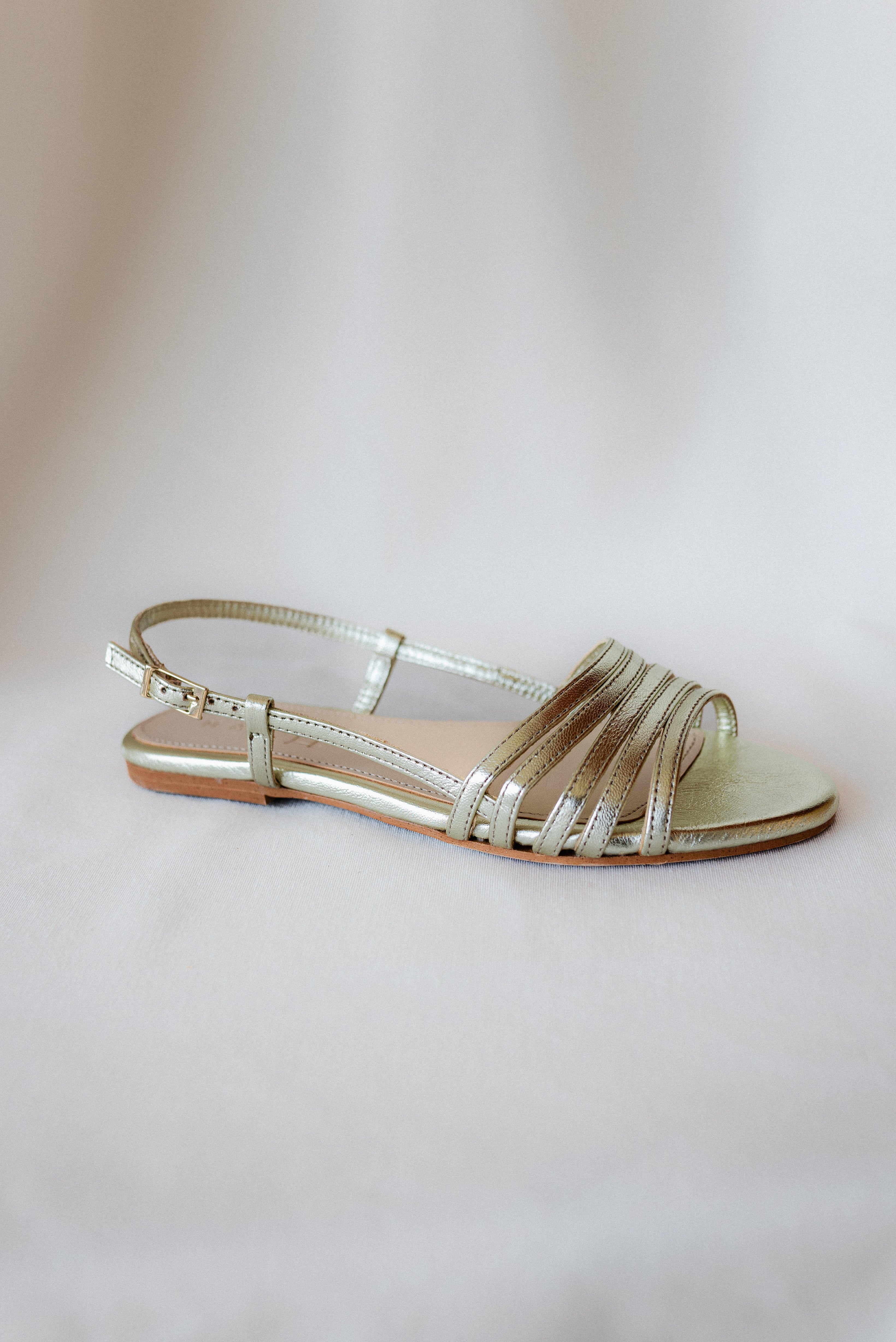 SANDALIA PLANA COSME PIEL LAMINADO PLATINO