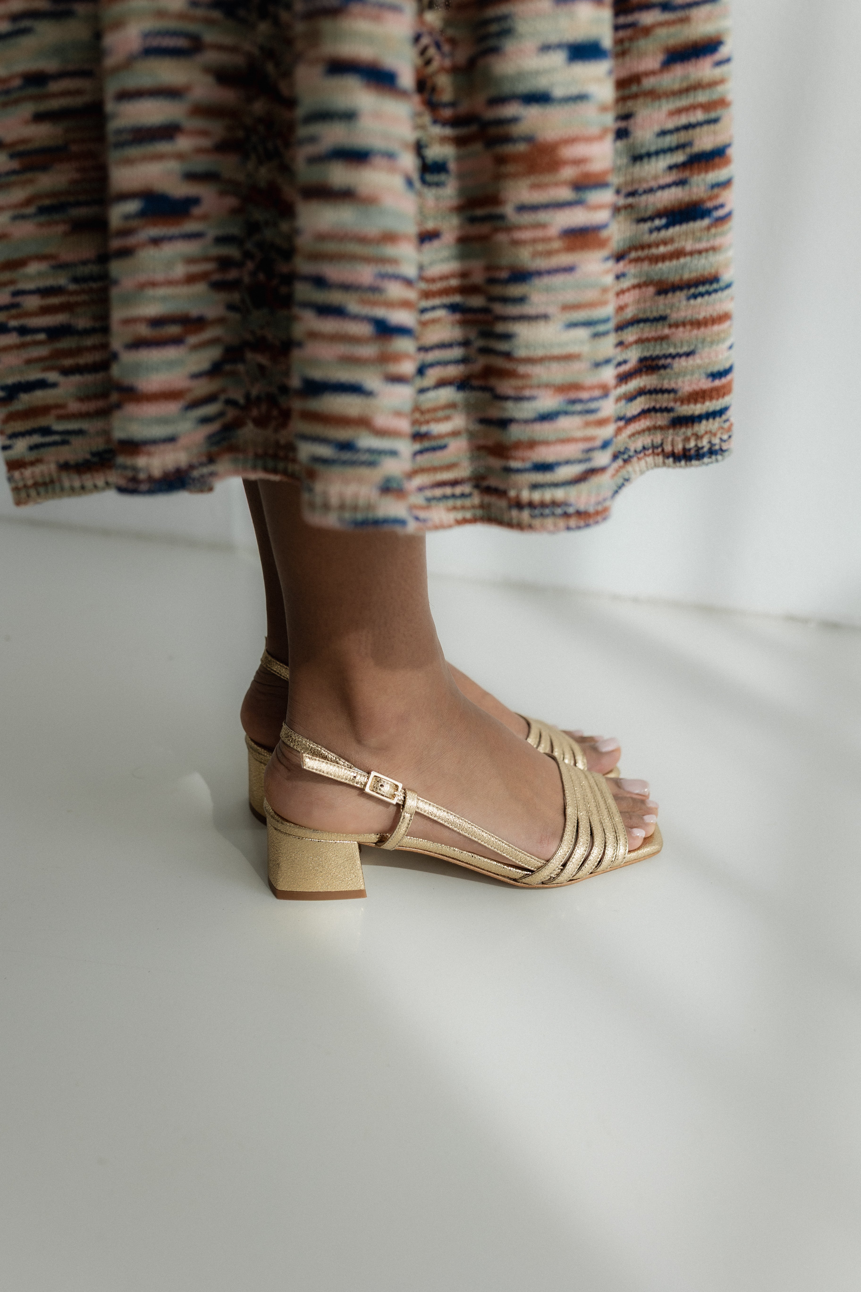 Sandalia de mujer cómoda en piel grabada oro