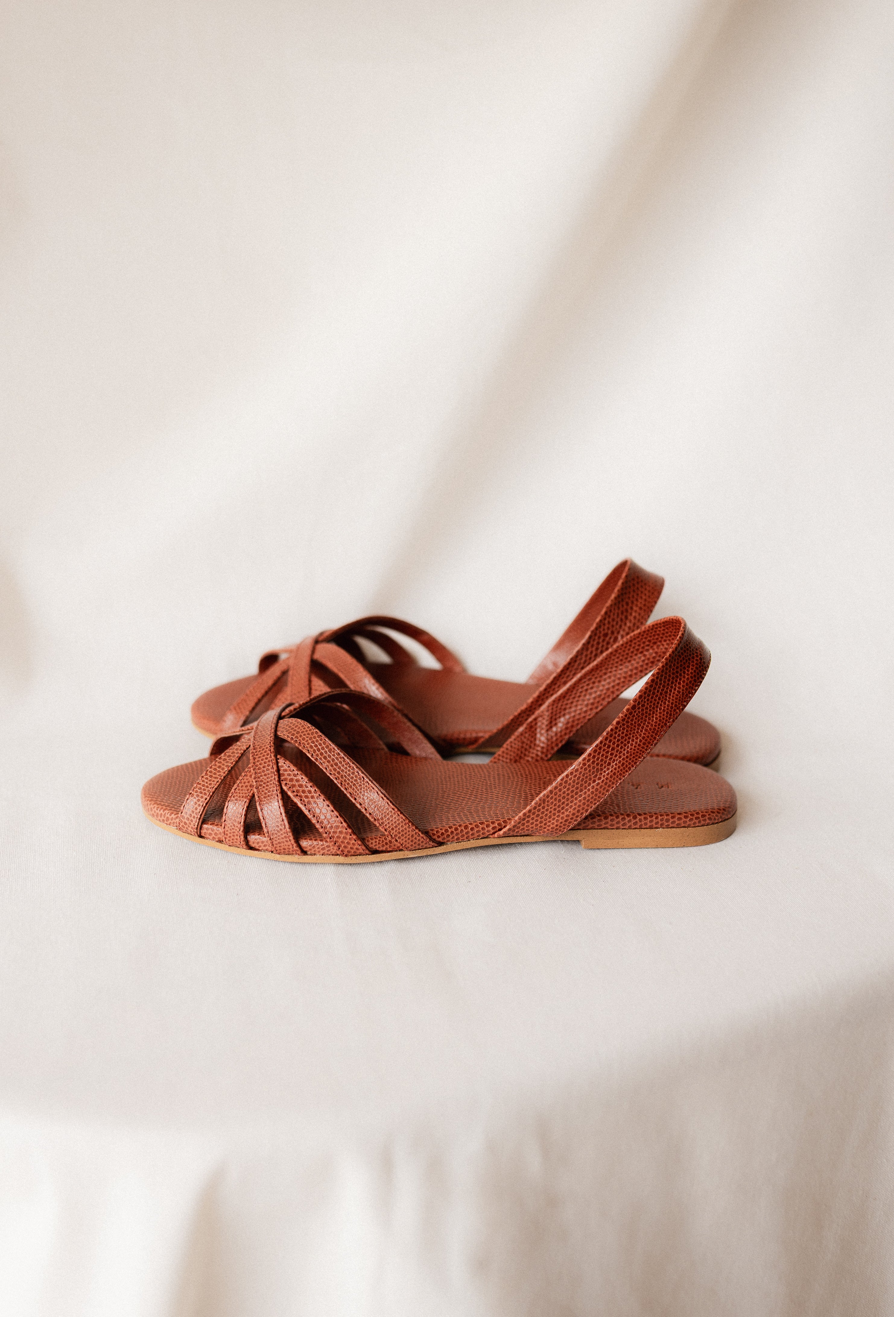 SANDALIA PLANA TOMÁS PIEL MARRÓN