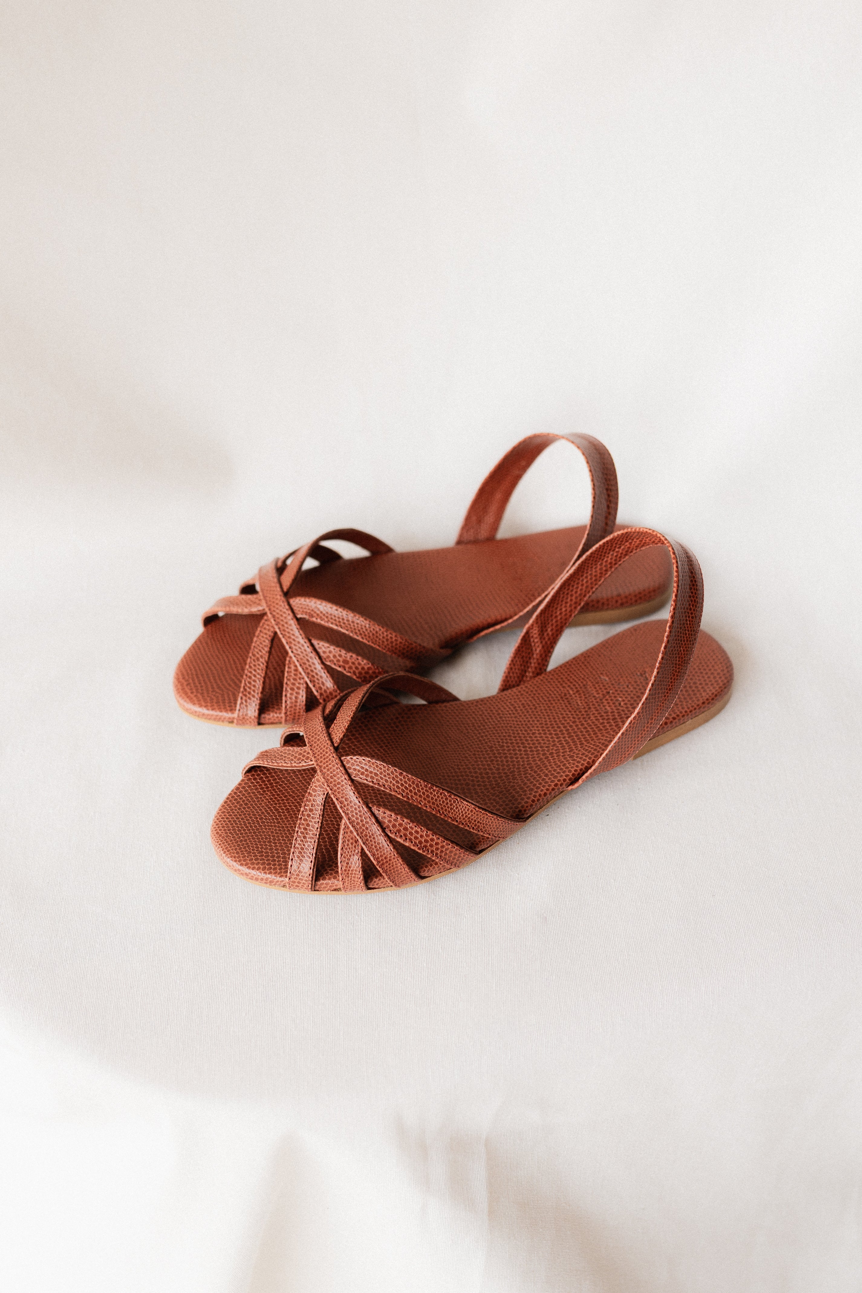 SANDALIA PLANA TOMÁS PIEL MARRÓN