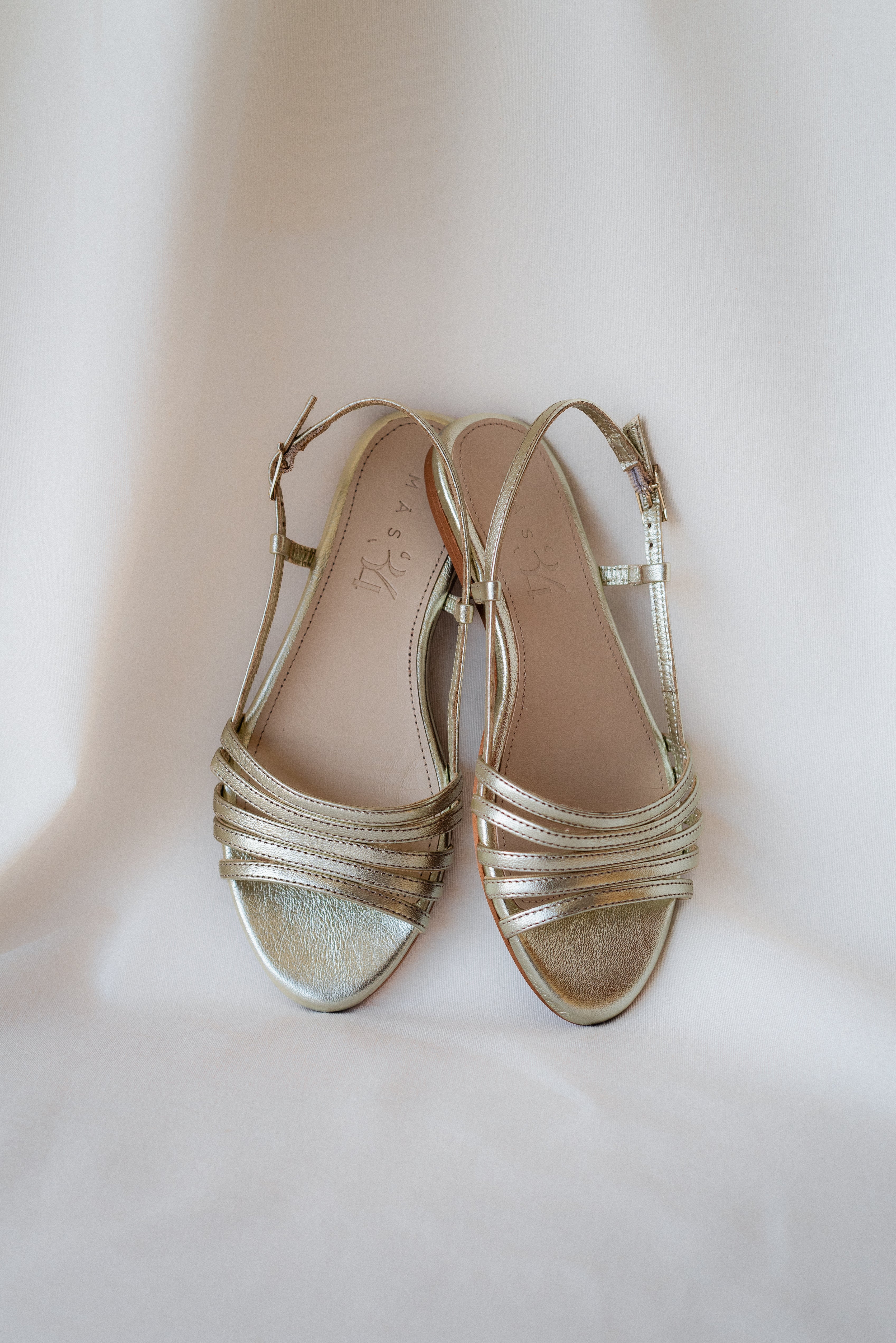 SANDALIA PLANA COSME PIEL LAMINADO PLATINO