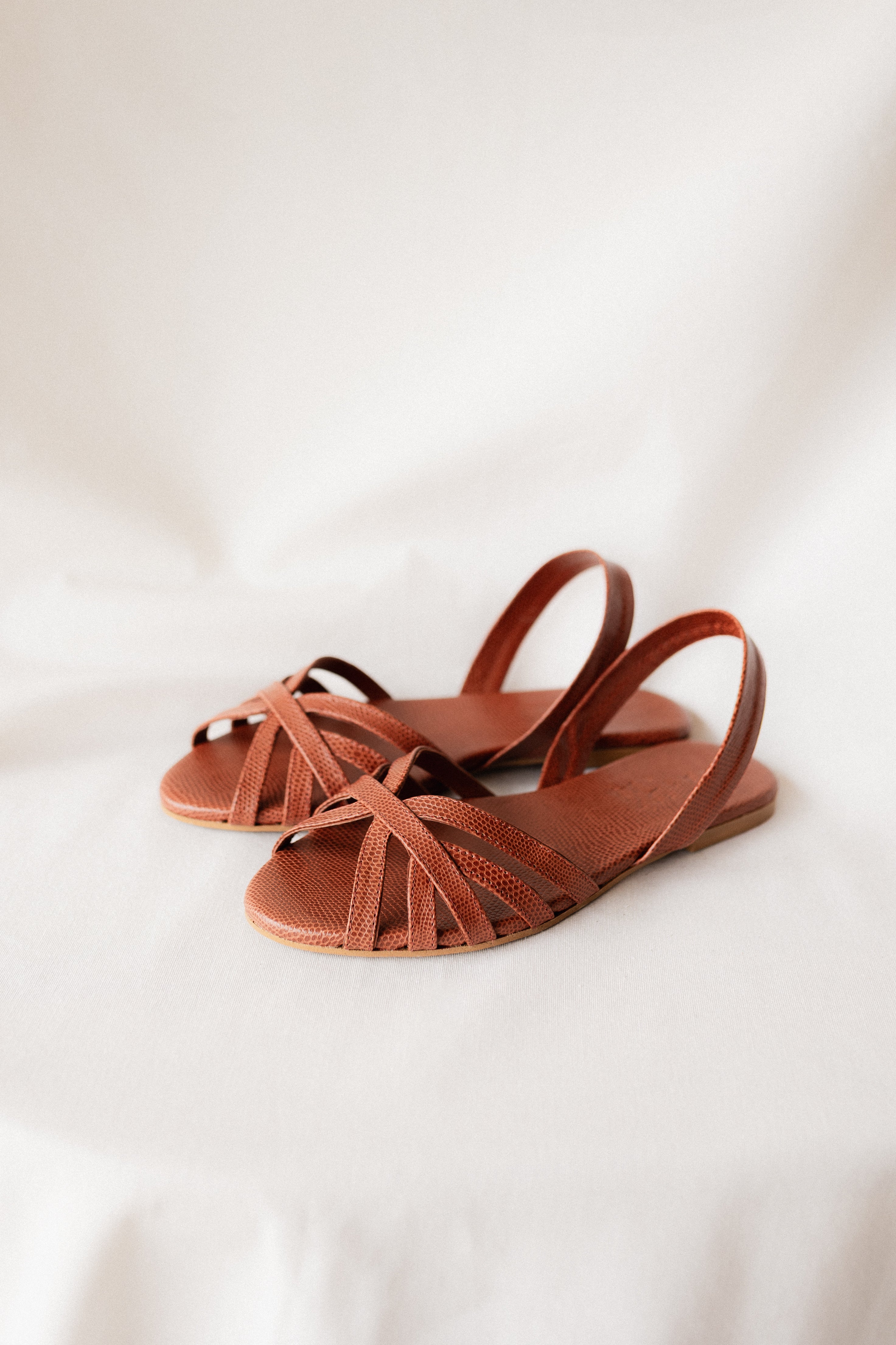 SANDALIA PLANA TOMÁS PIEL MARRÓN