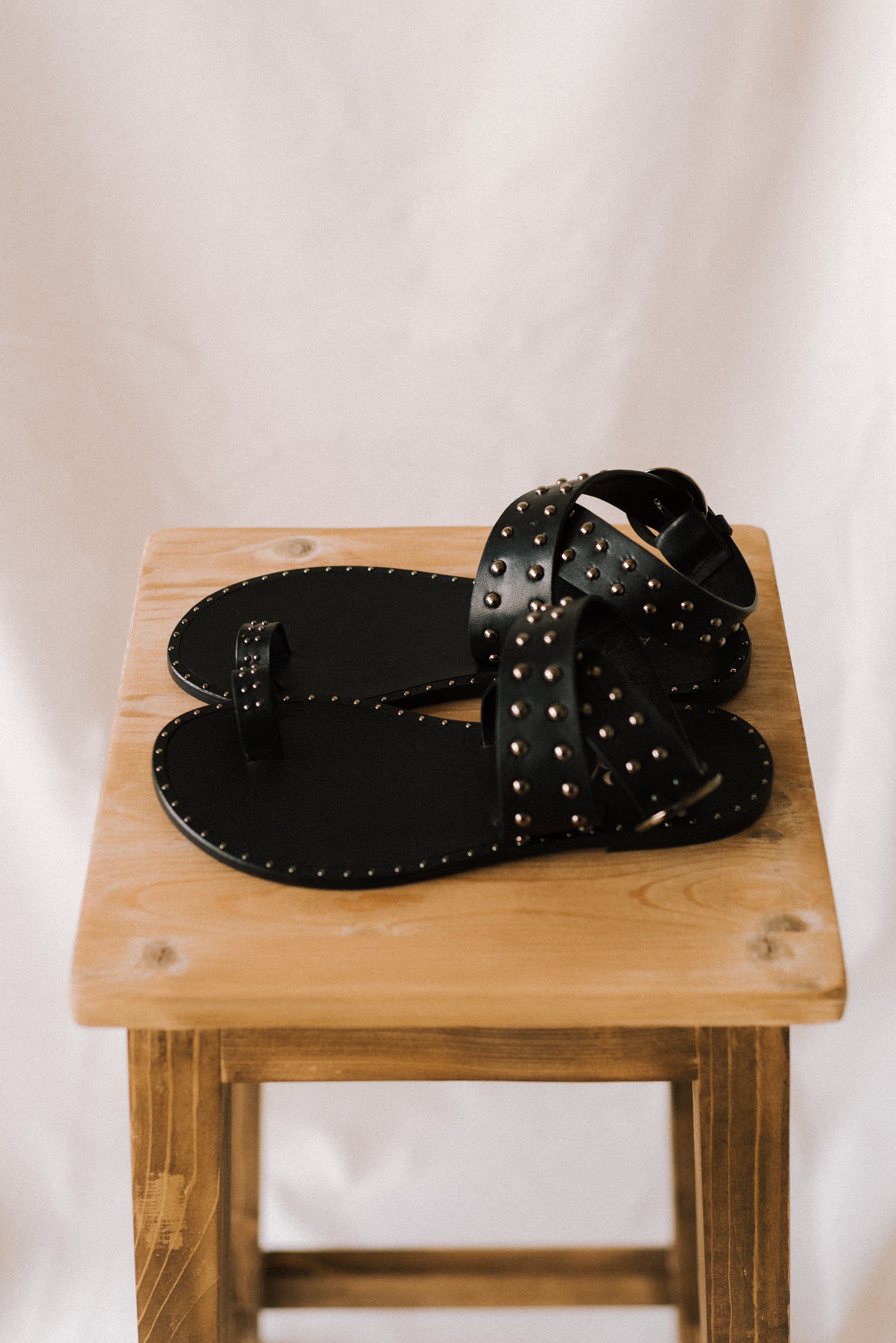 PABLO BLACK LEATHER FLAT SANDAL