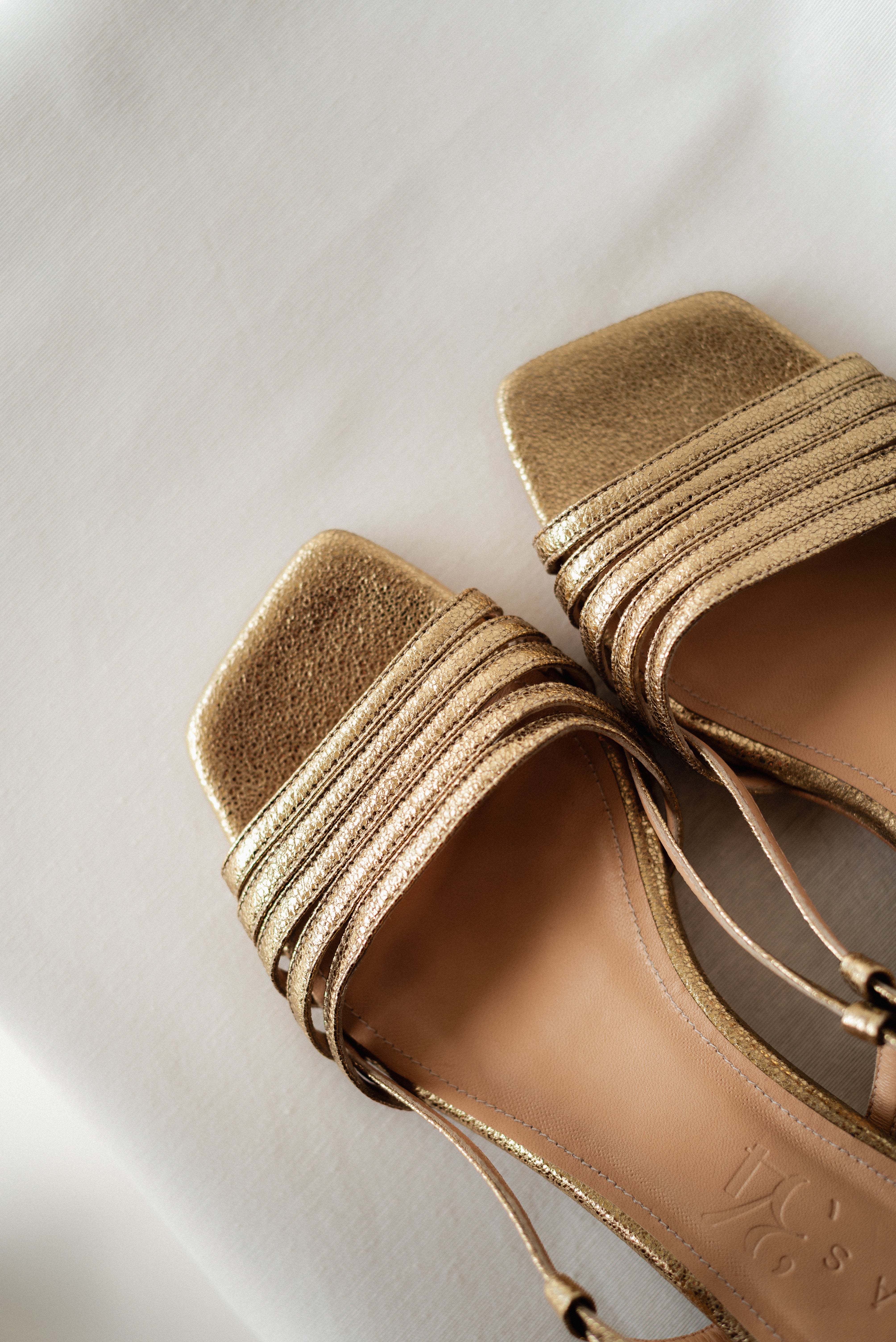 SANDALIA TELA PIEL GRABADA ORO TACÓN 4CM