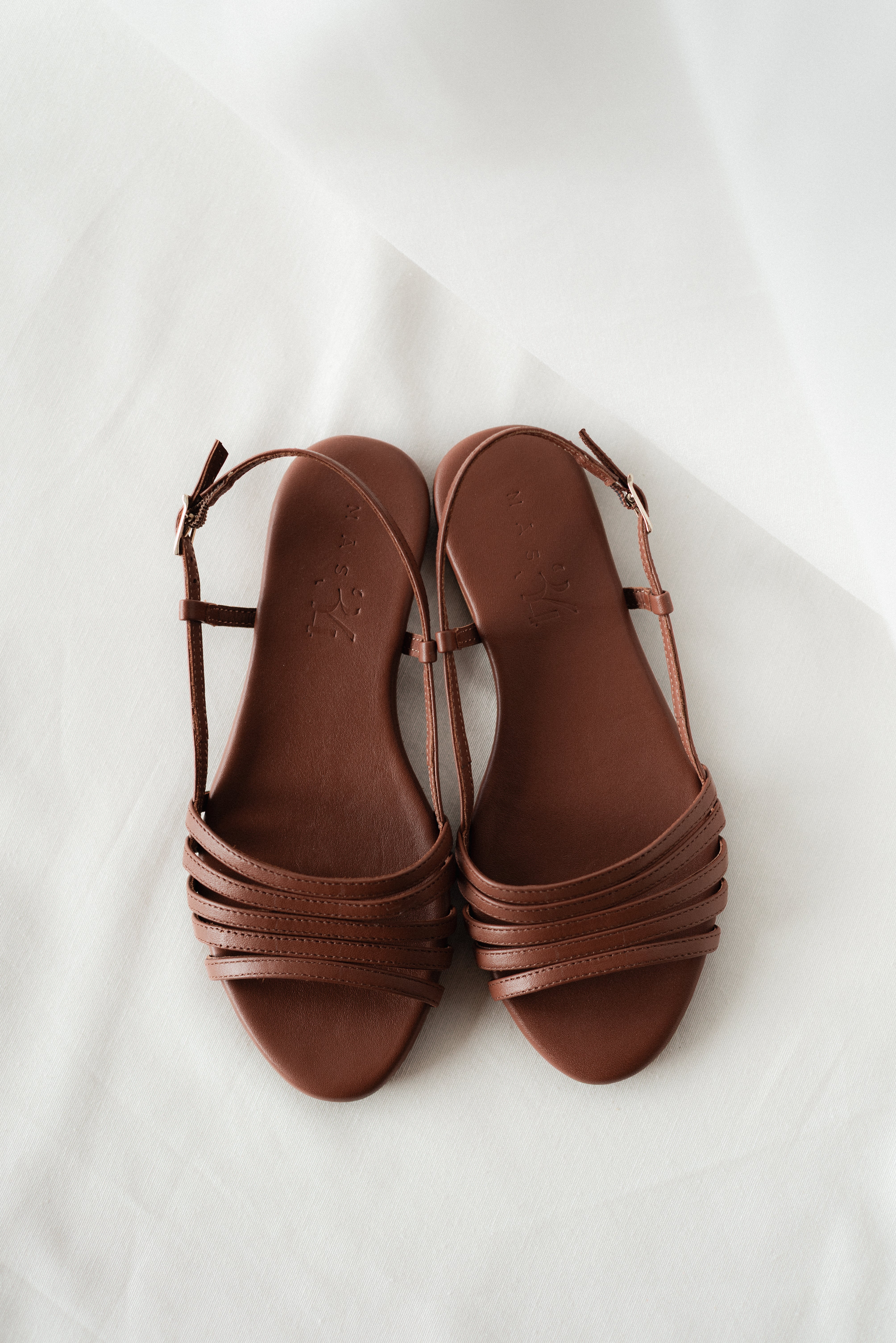 SANDALIA PLANA COSME PIEL MARRÓN