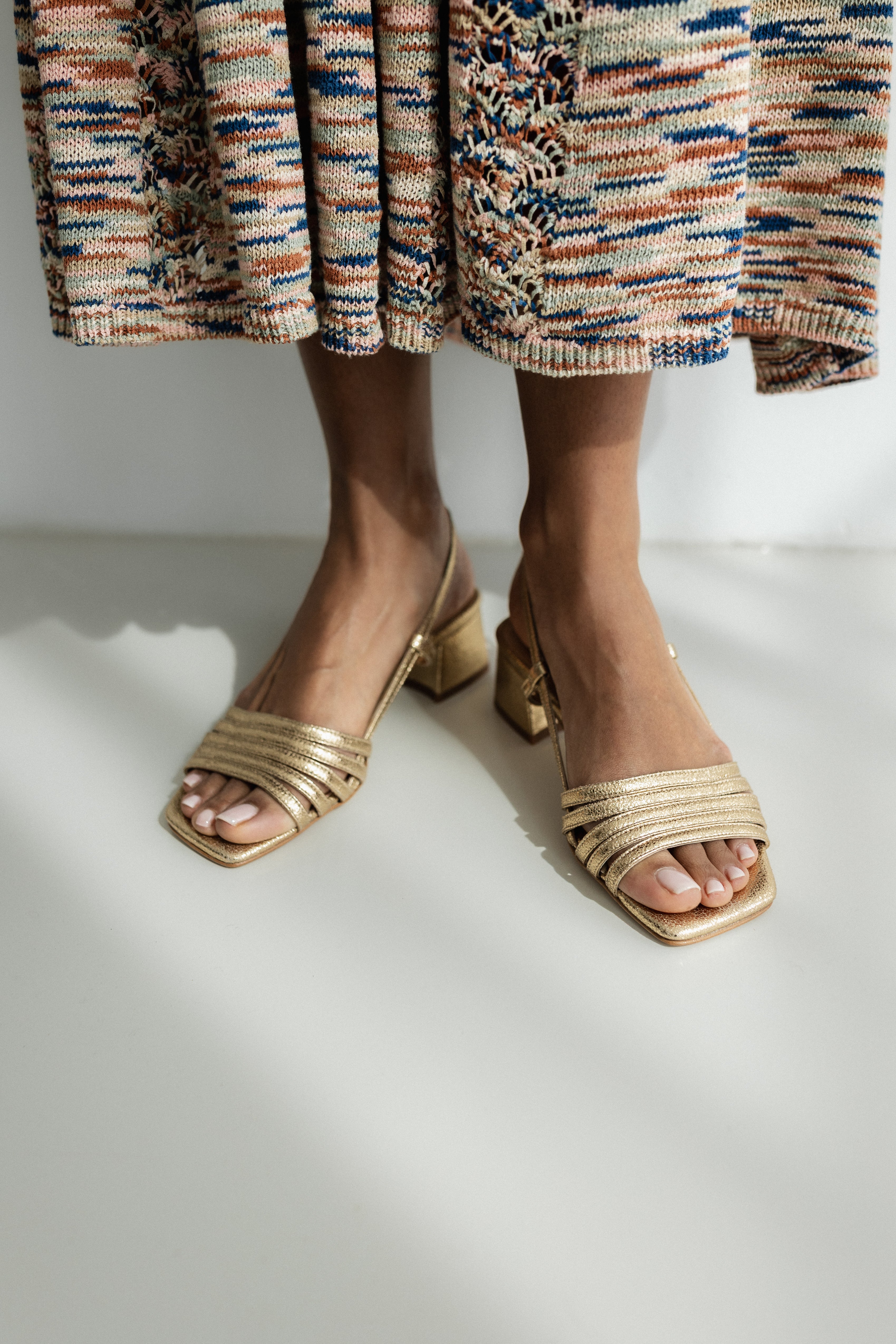 SANDALIA TELA PIEL GRABADA ORO TACÓN 4CM