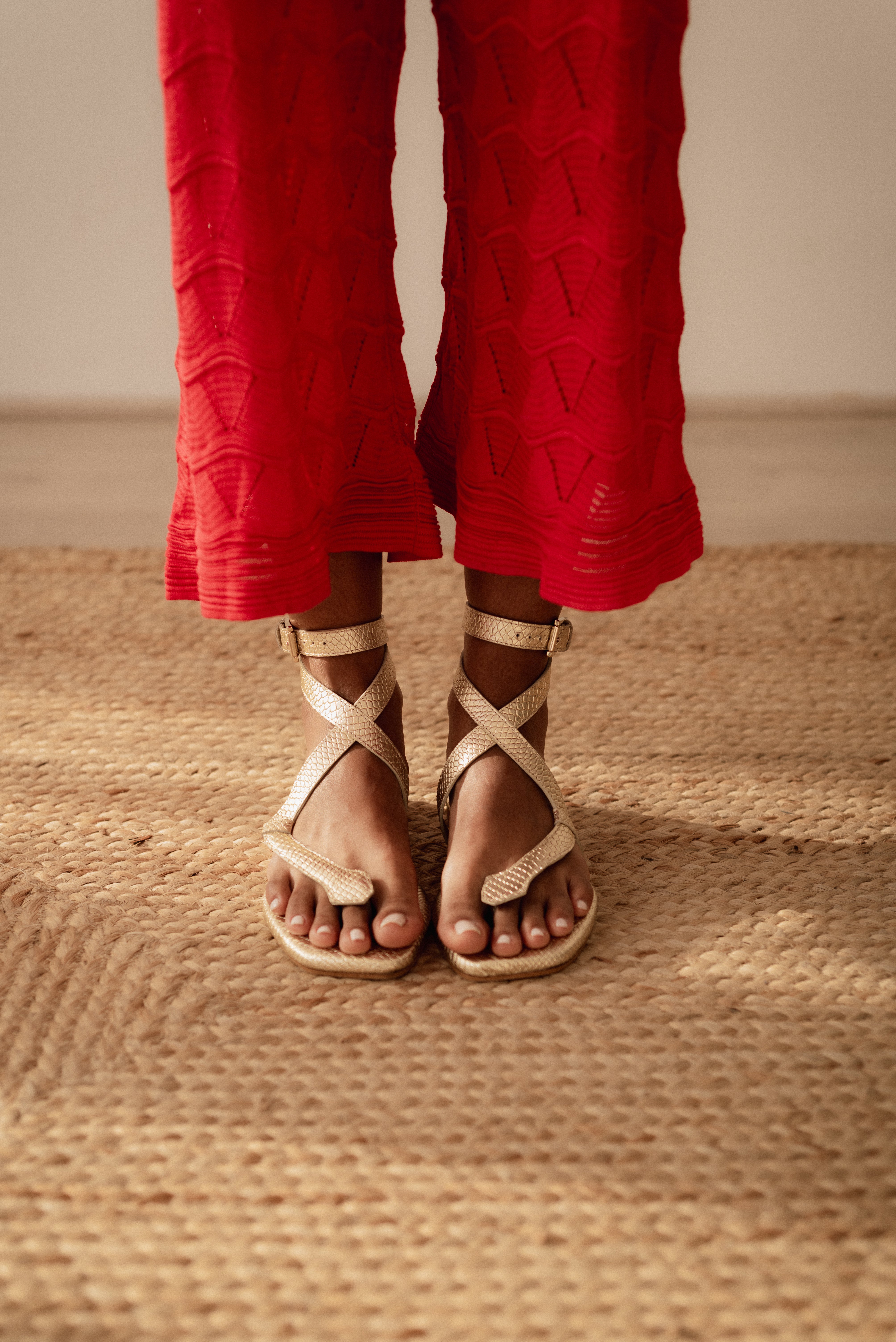 MAX FLAT SANDAL IN PLATINUM ENGRAVED LEATHER