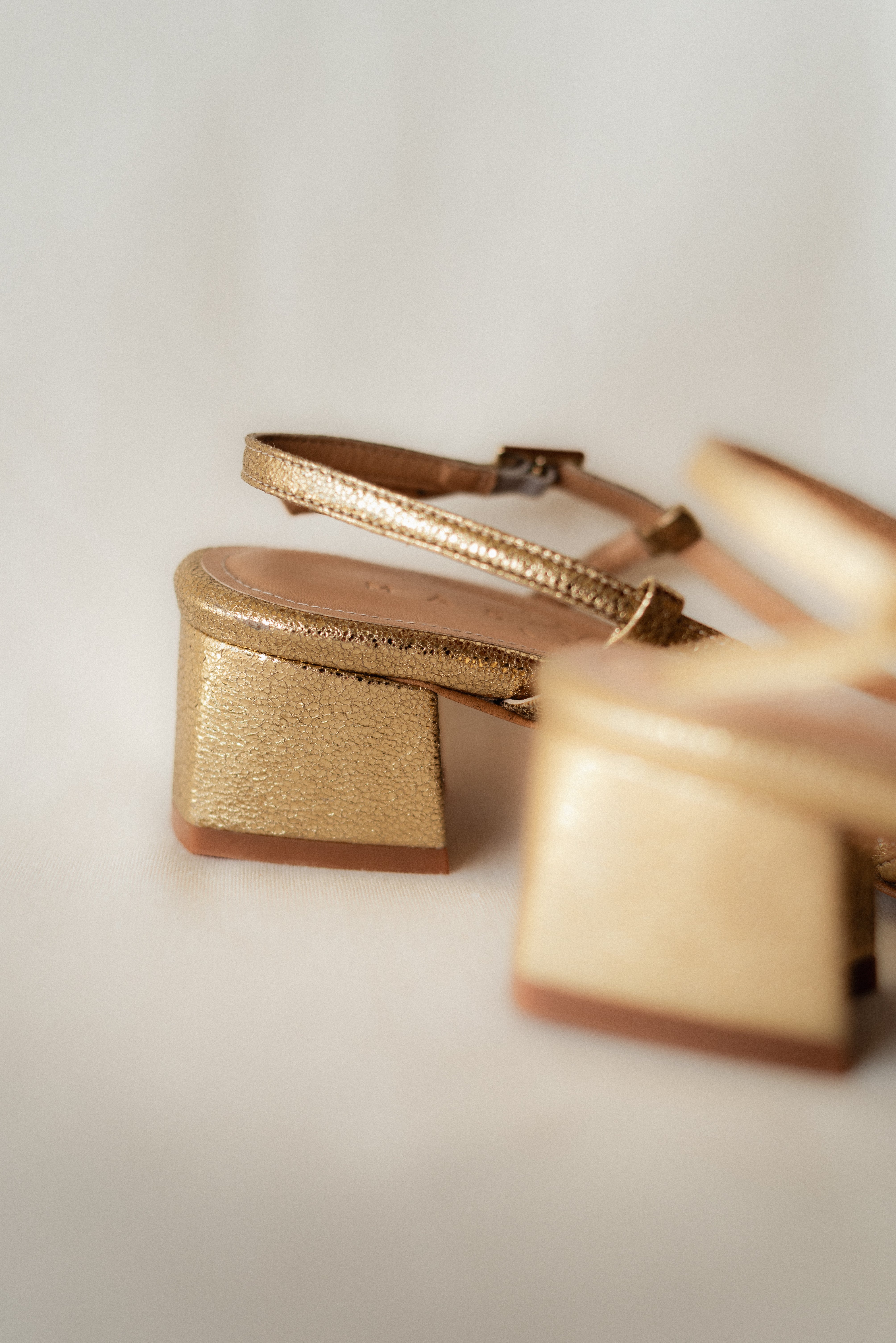 SANDALIA TELA PIEL GRABADA ORO TACÓN 4CM