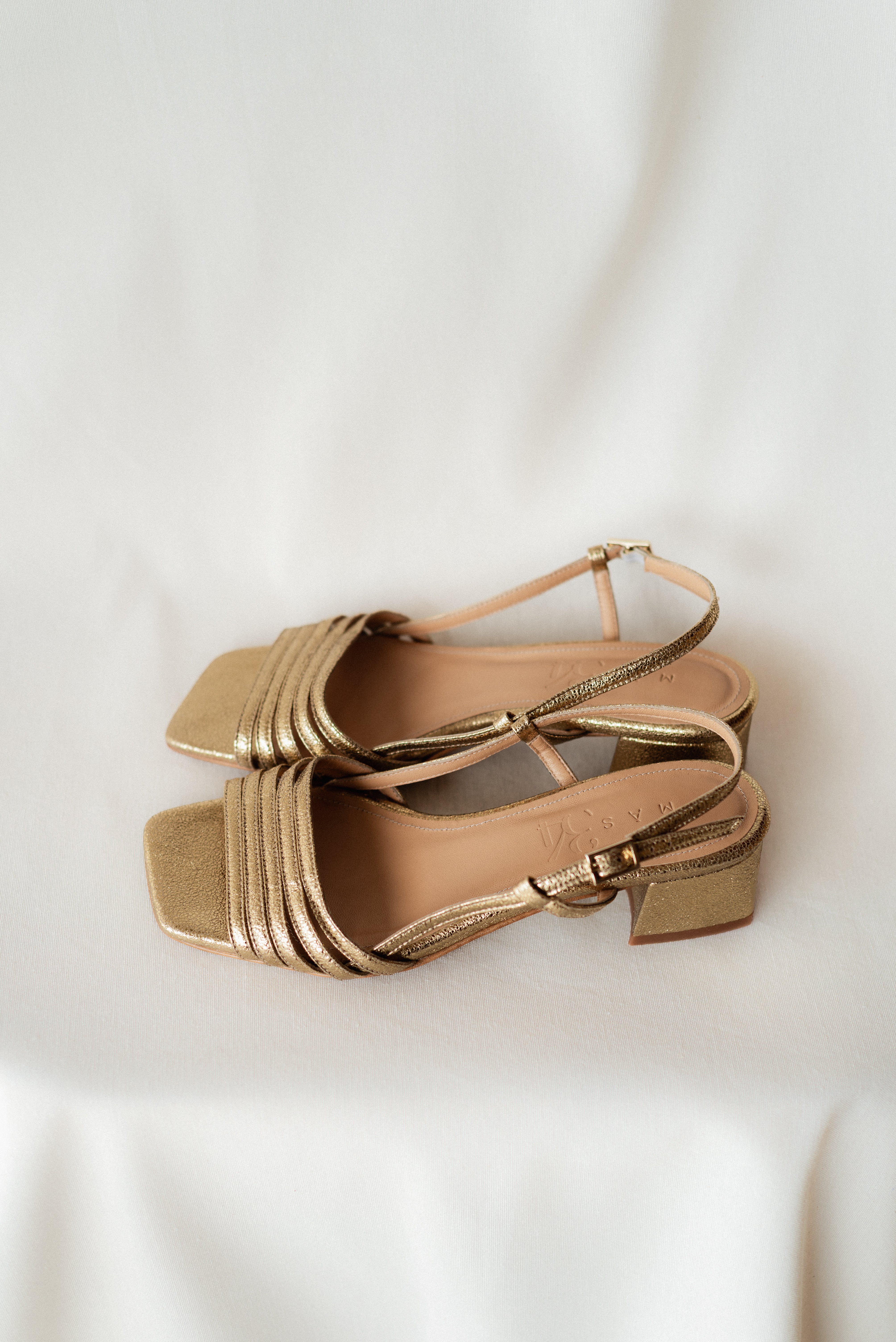 Sandalia elegante de piel grabada oro con tacón 4 cm