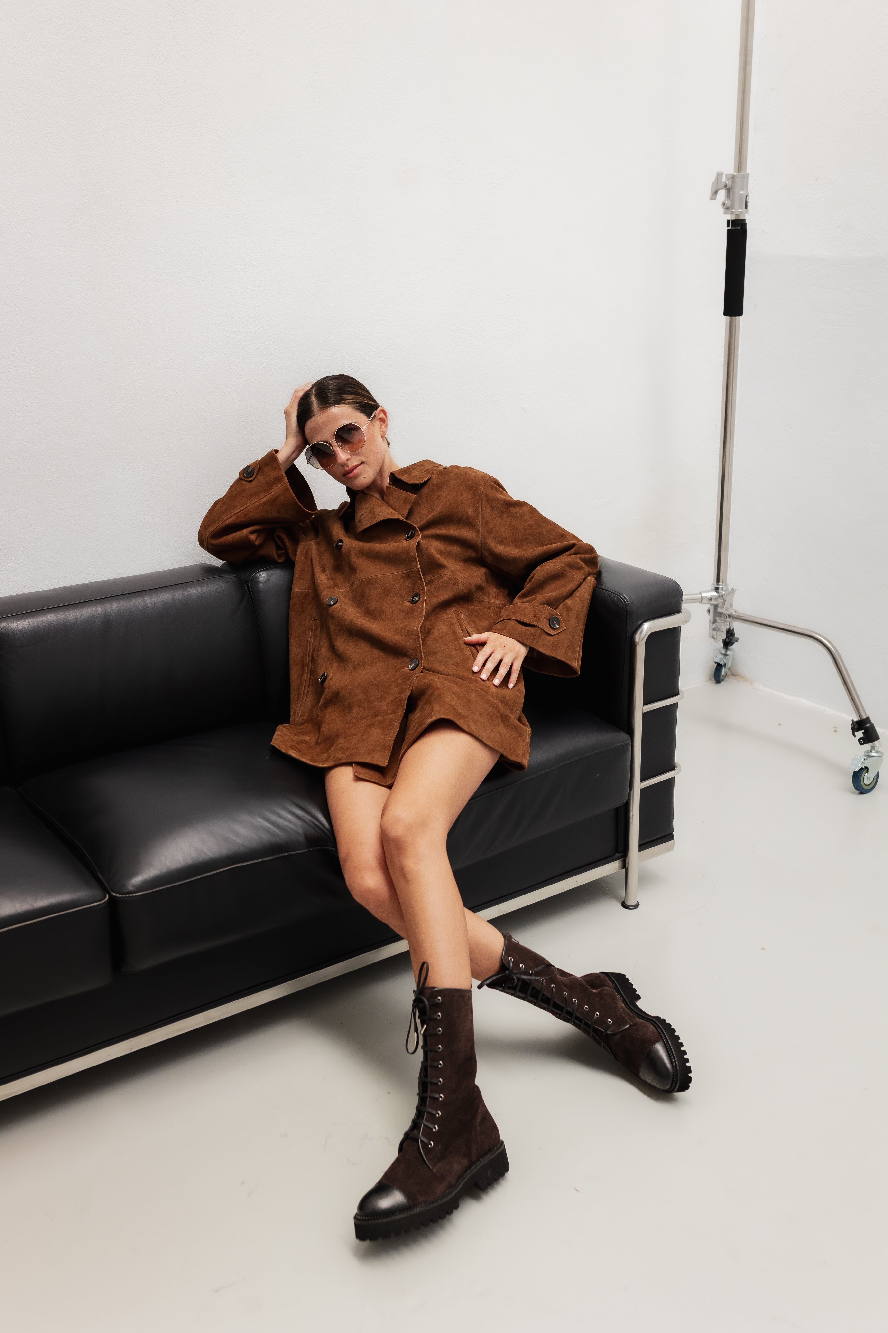 Bota motera alta en marrón ante