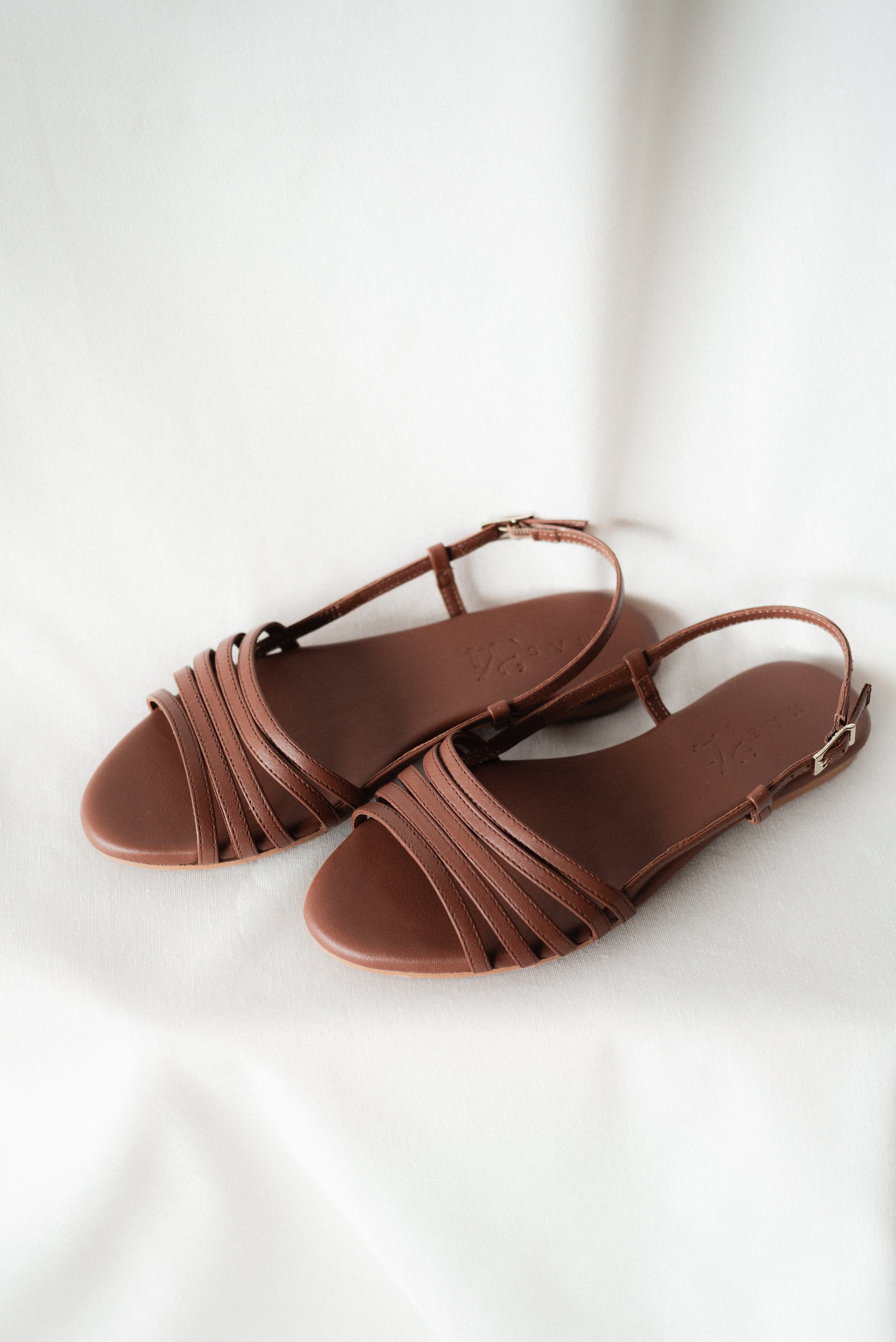 SANDALIA PLANA COSME PIEL MARRÓN