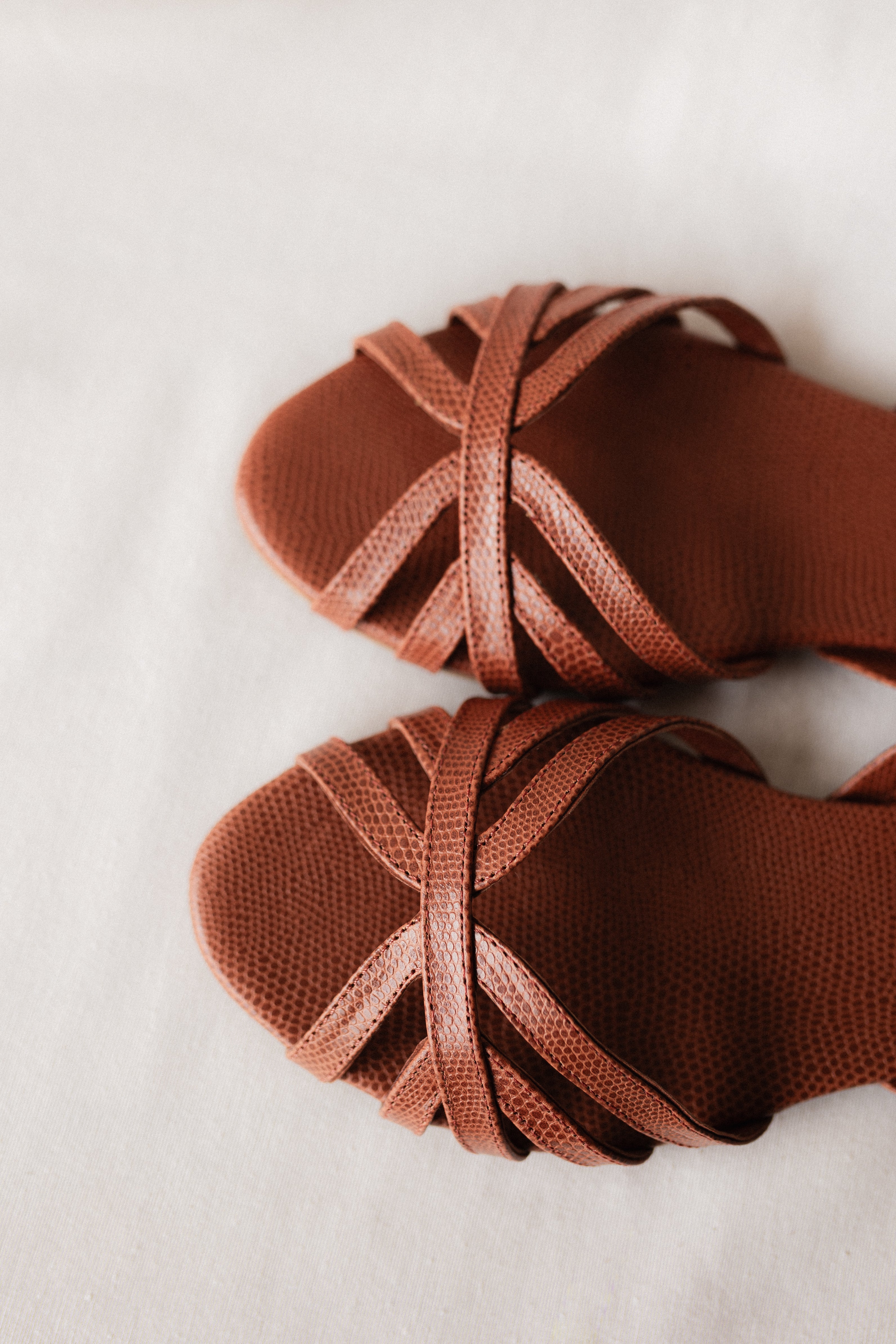 SANDALIA PLANA TOMÁS PIEL MARRÓN