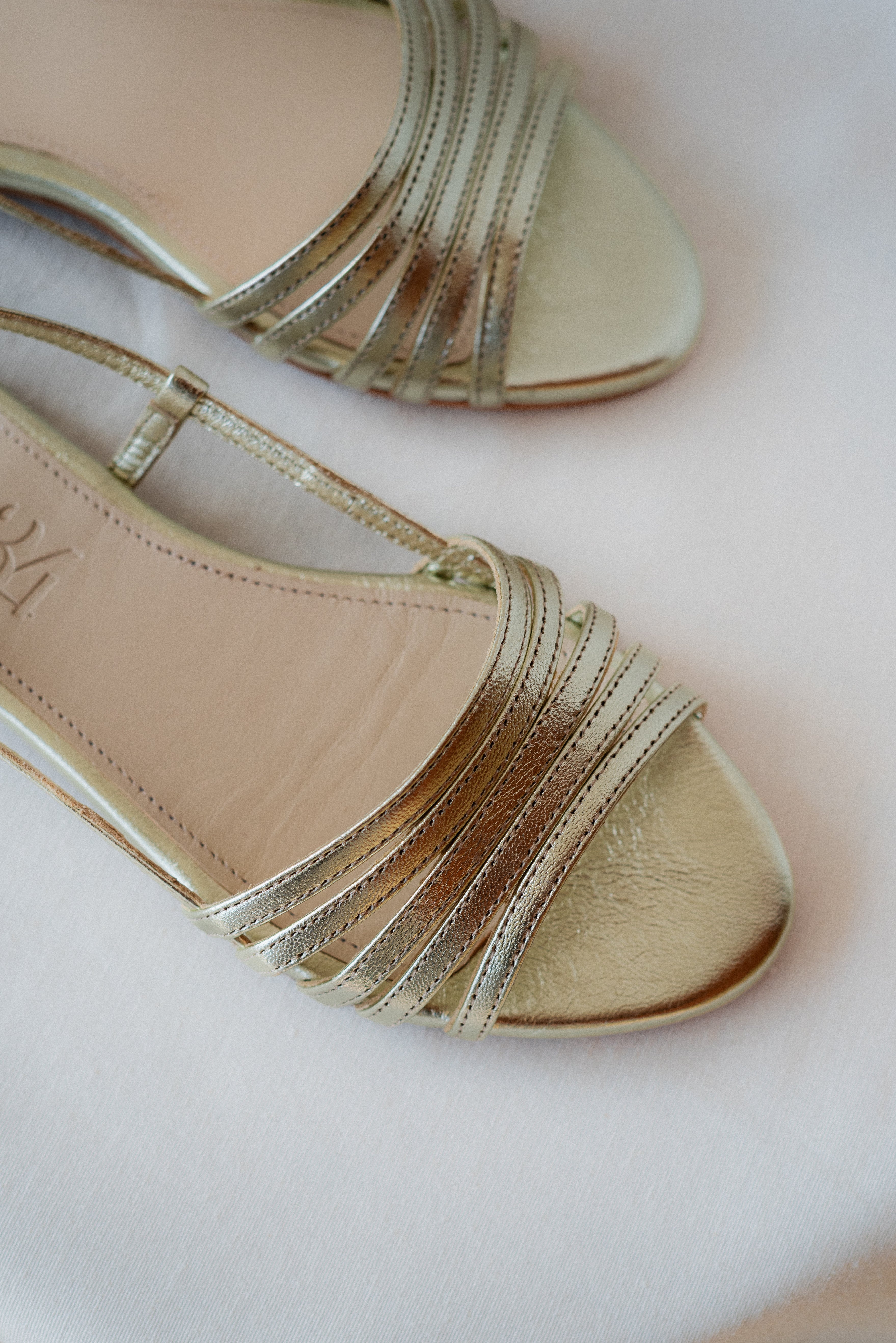 SANDALIA PLANA COSME PIEL LAMINADO PLATINO