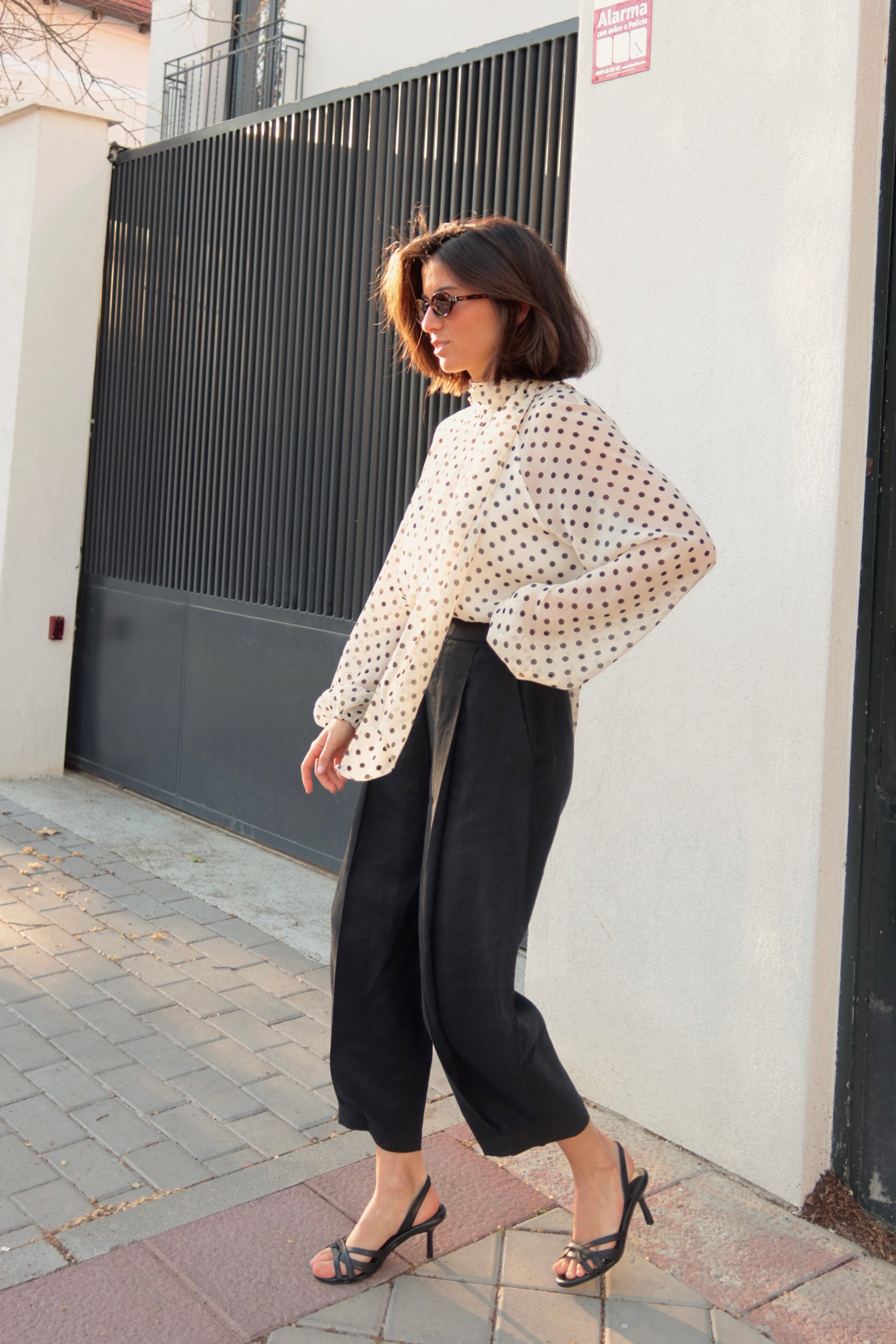 SANDALIA SIRA PIEL GRABADA NEGRA TACÓN 6CM