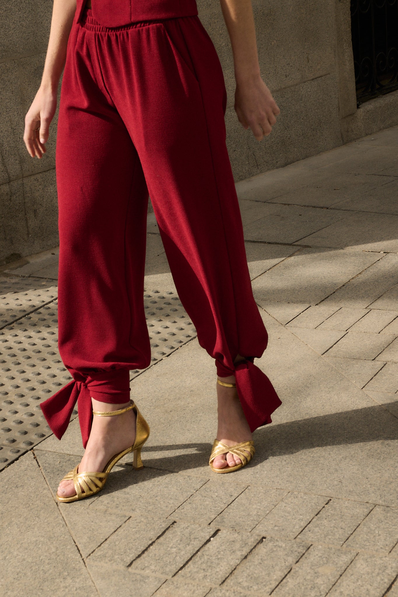 SANDALIA MIA PIEL EFECTO PITÓN ORO TACÓN 6CM