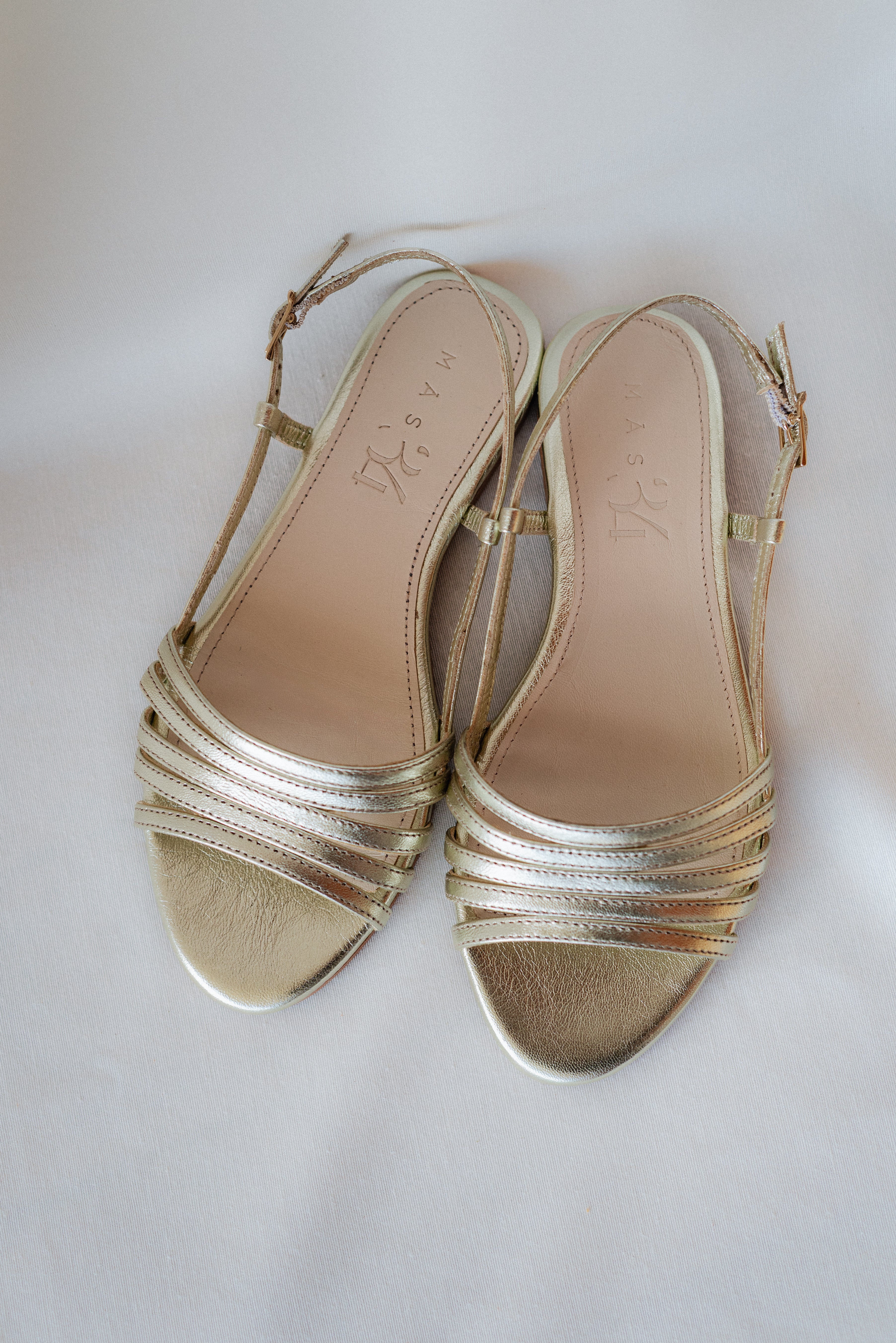 SANDALIA PLANA COSME PIEL LAMINADO PLATINO