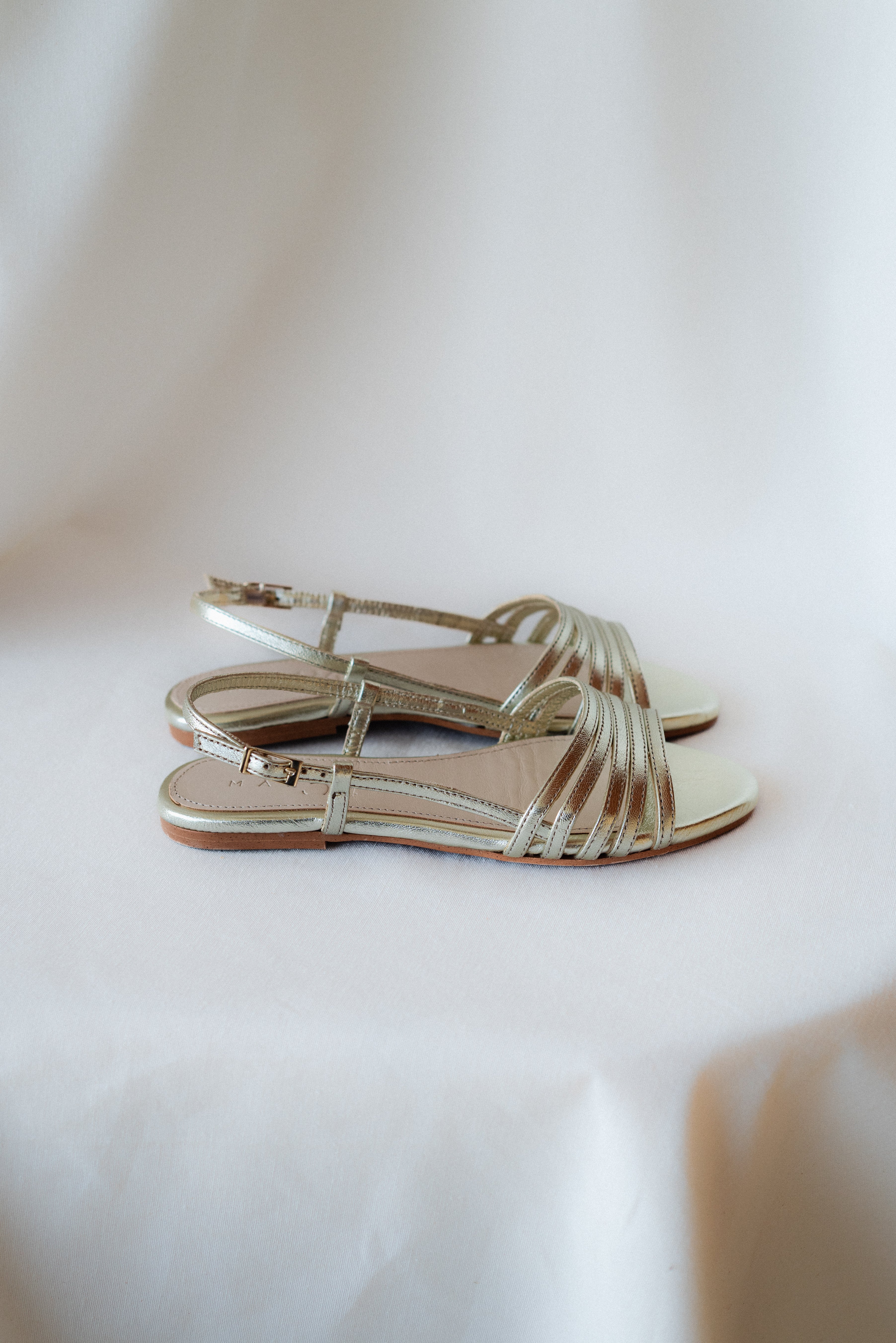 SANDALIA PLANA COSME PIEL LAMINADO PLATINO