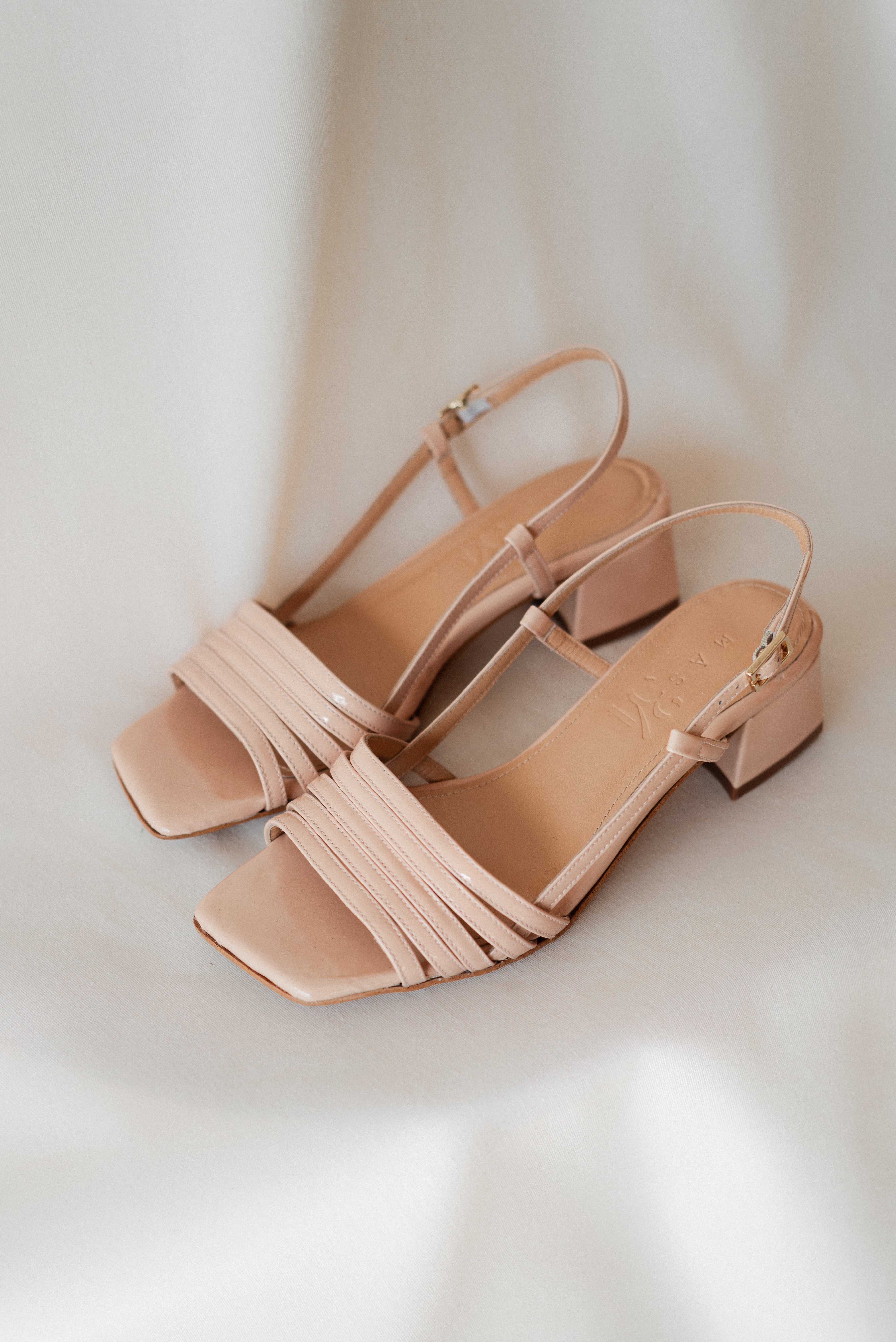 NUDE PATENT LEATHER EFFECT FABRIC SANDAL WITH 4CM HEEL