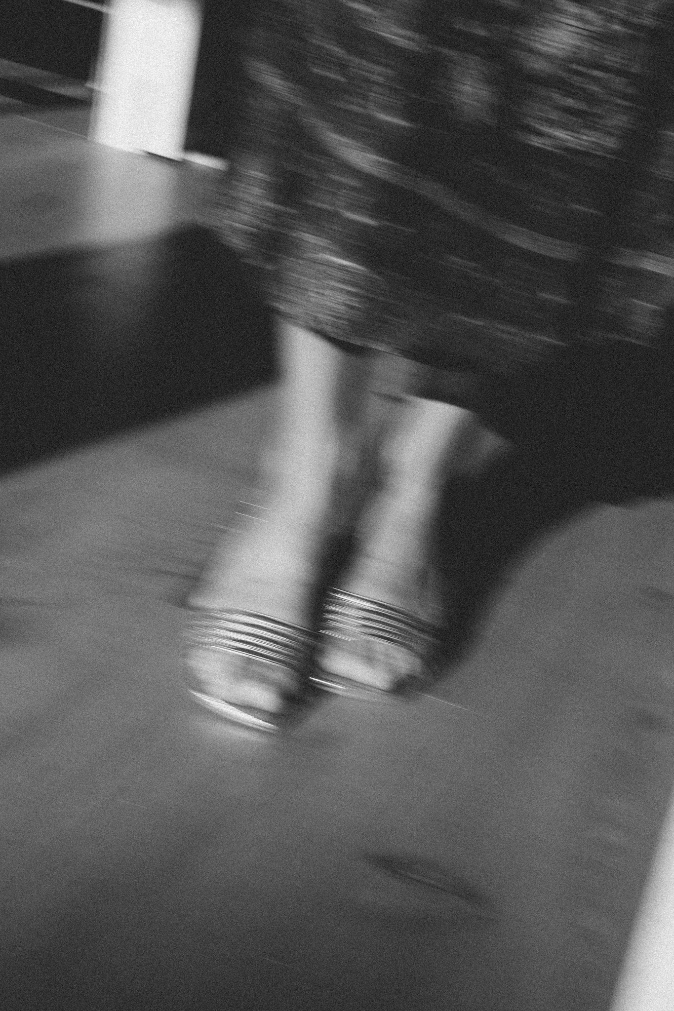 SANDALIA TELA PIEL GRABADA ORO TACÓN 4CM