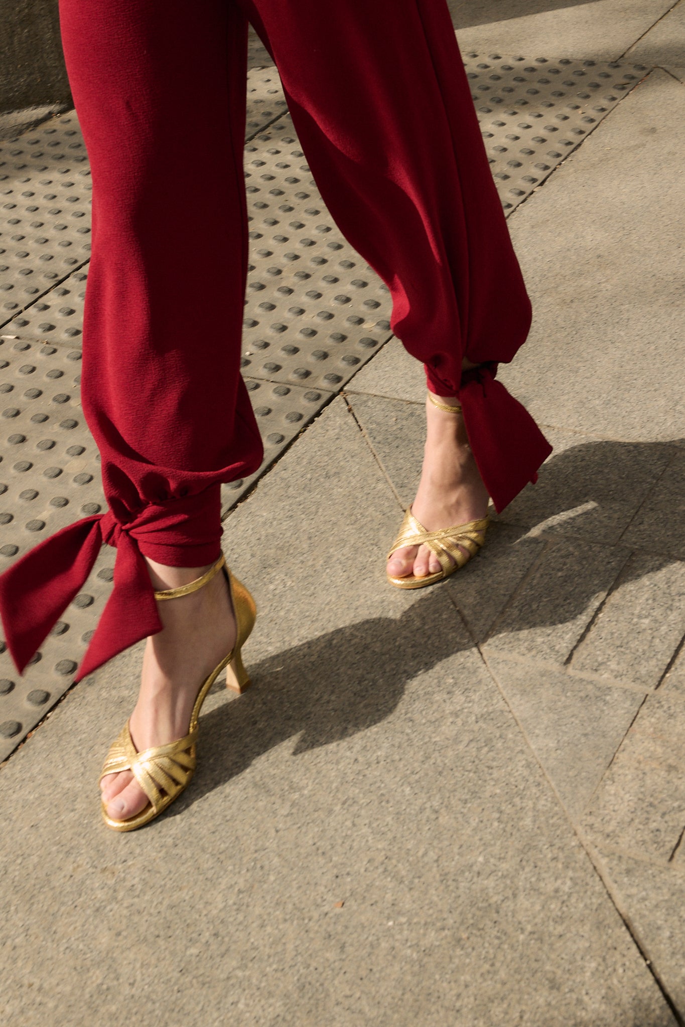 SANDALIA MIA PIEL EFECTO PITÓN ORO TACÓN 6CM