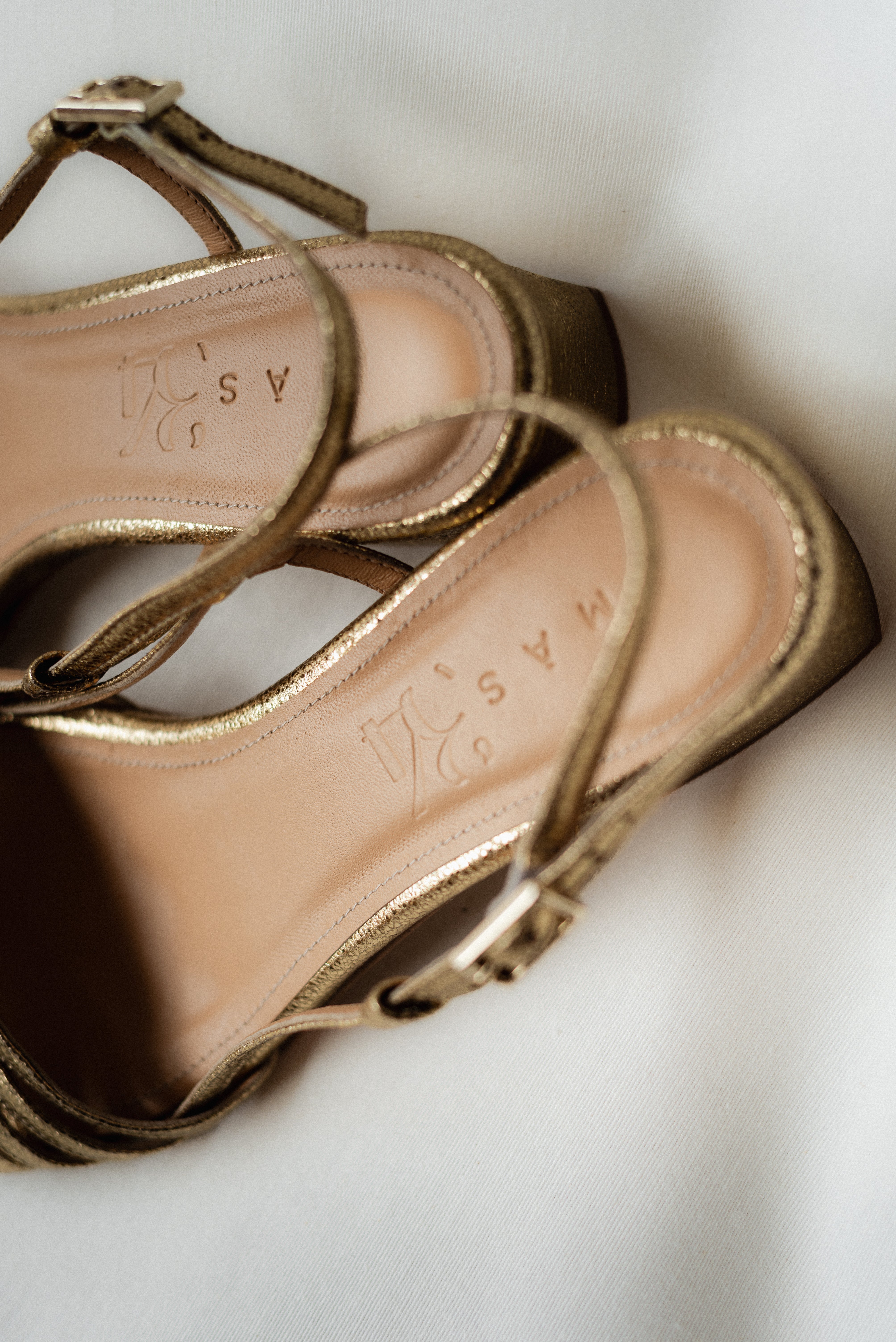 SANDALIA TELA PIEL GRABADA ORO TACÓN 4CM