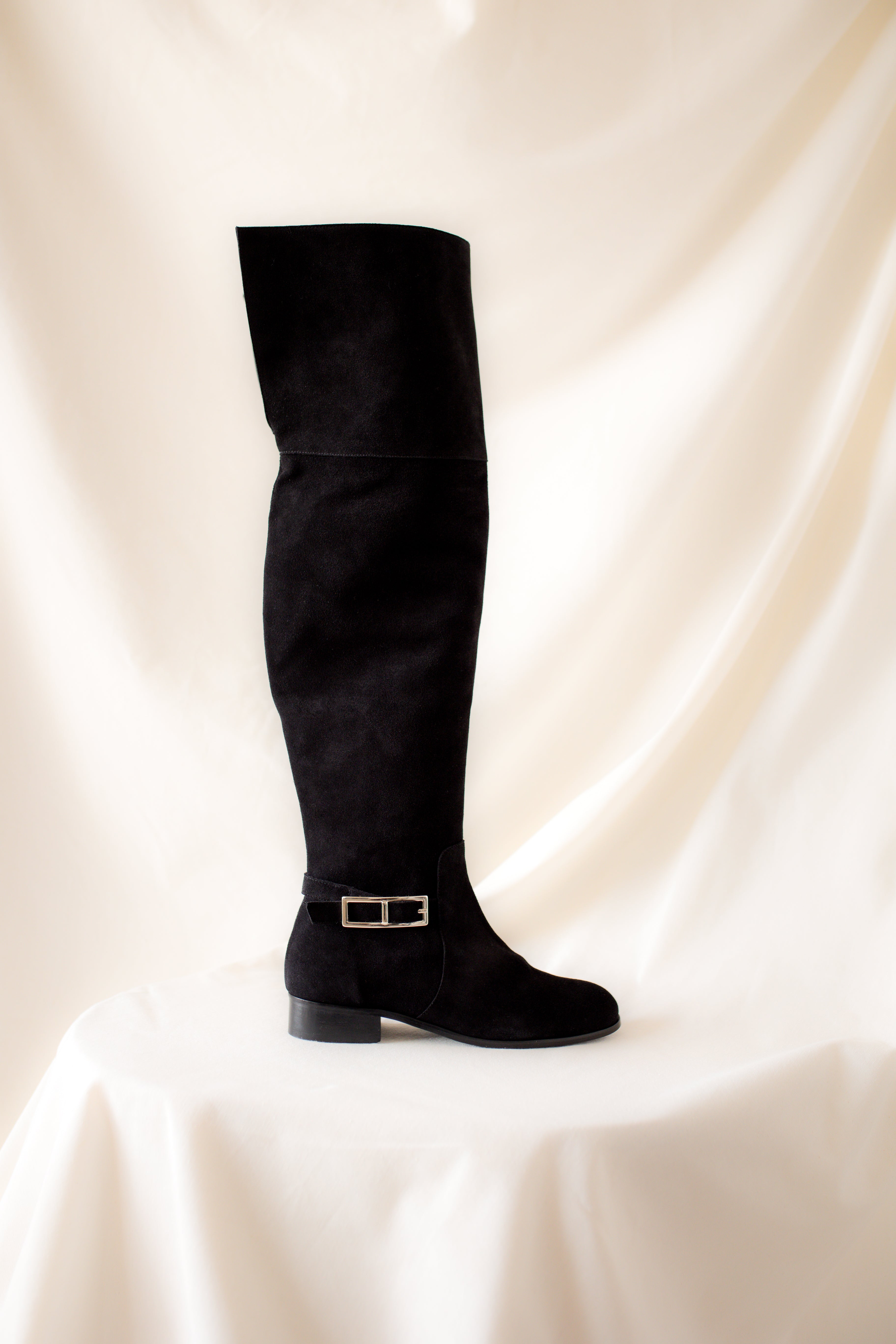 BOTA ROSA ANTE NEGRO CON SOLAPA DE PIEL