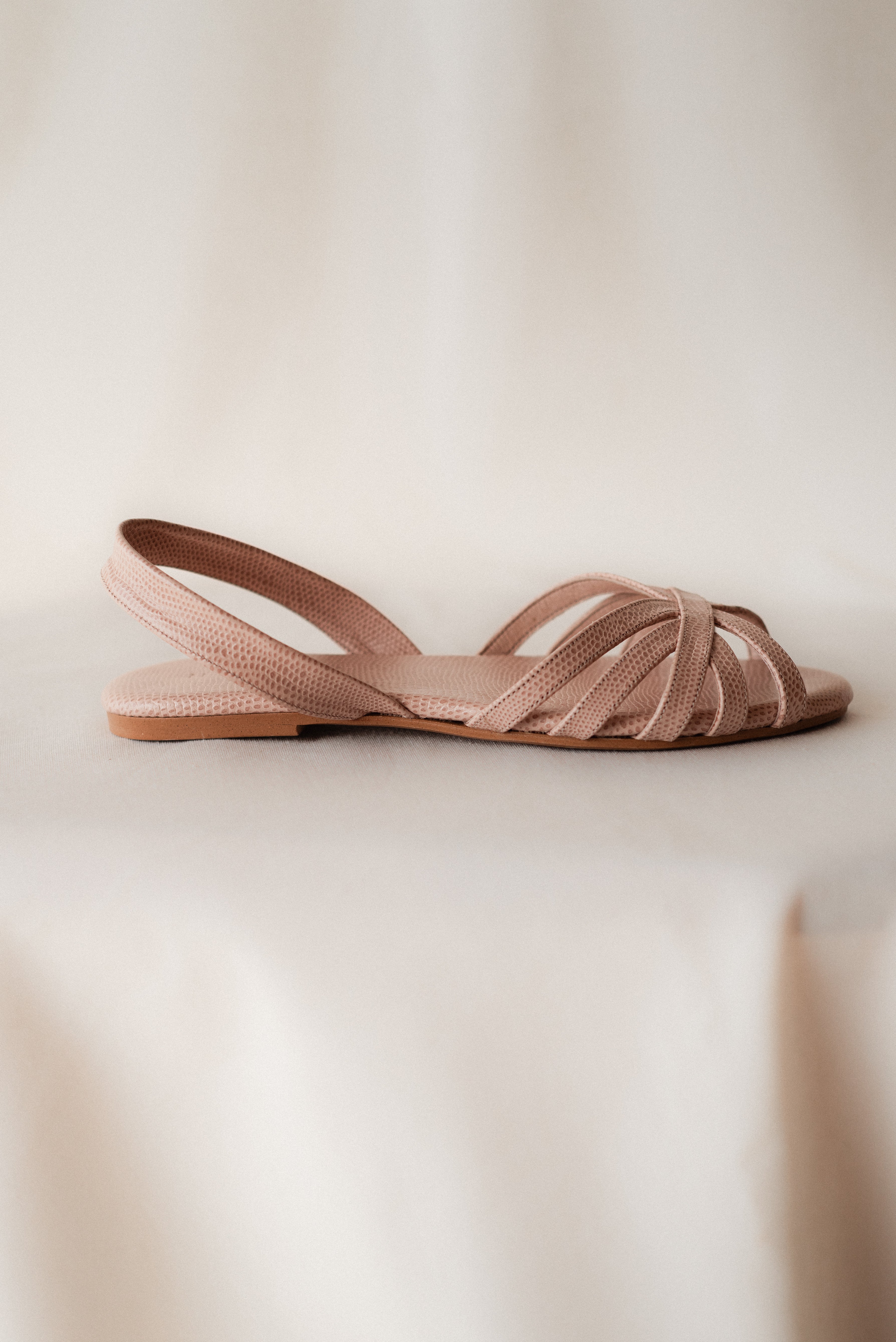 SANDALIA PLANA TOMÁS PIEL GRABADA NUDE