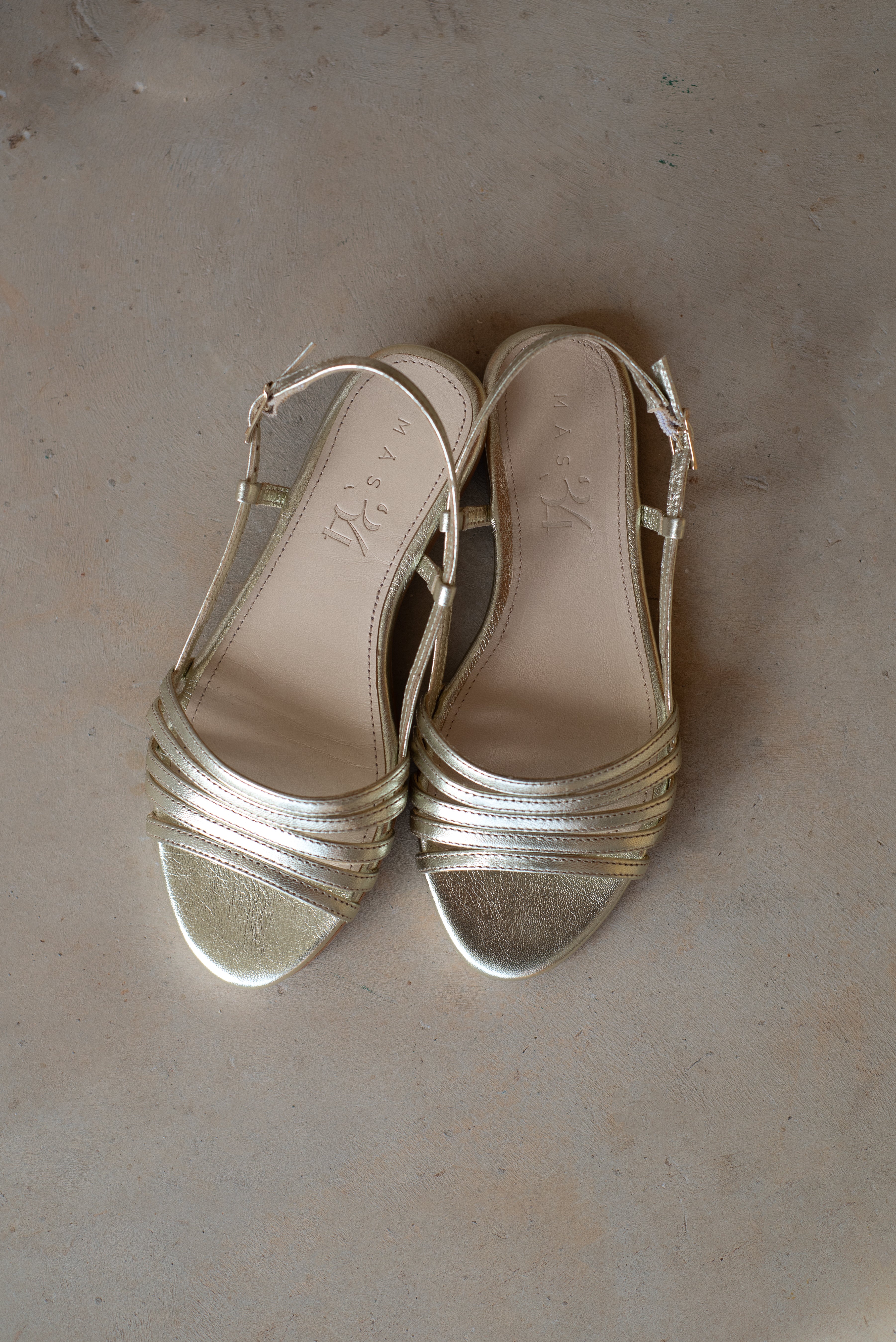 SANDALIA PLANA COSME PIEL LAMINADO PLATINO