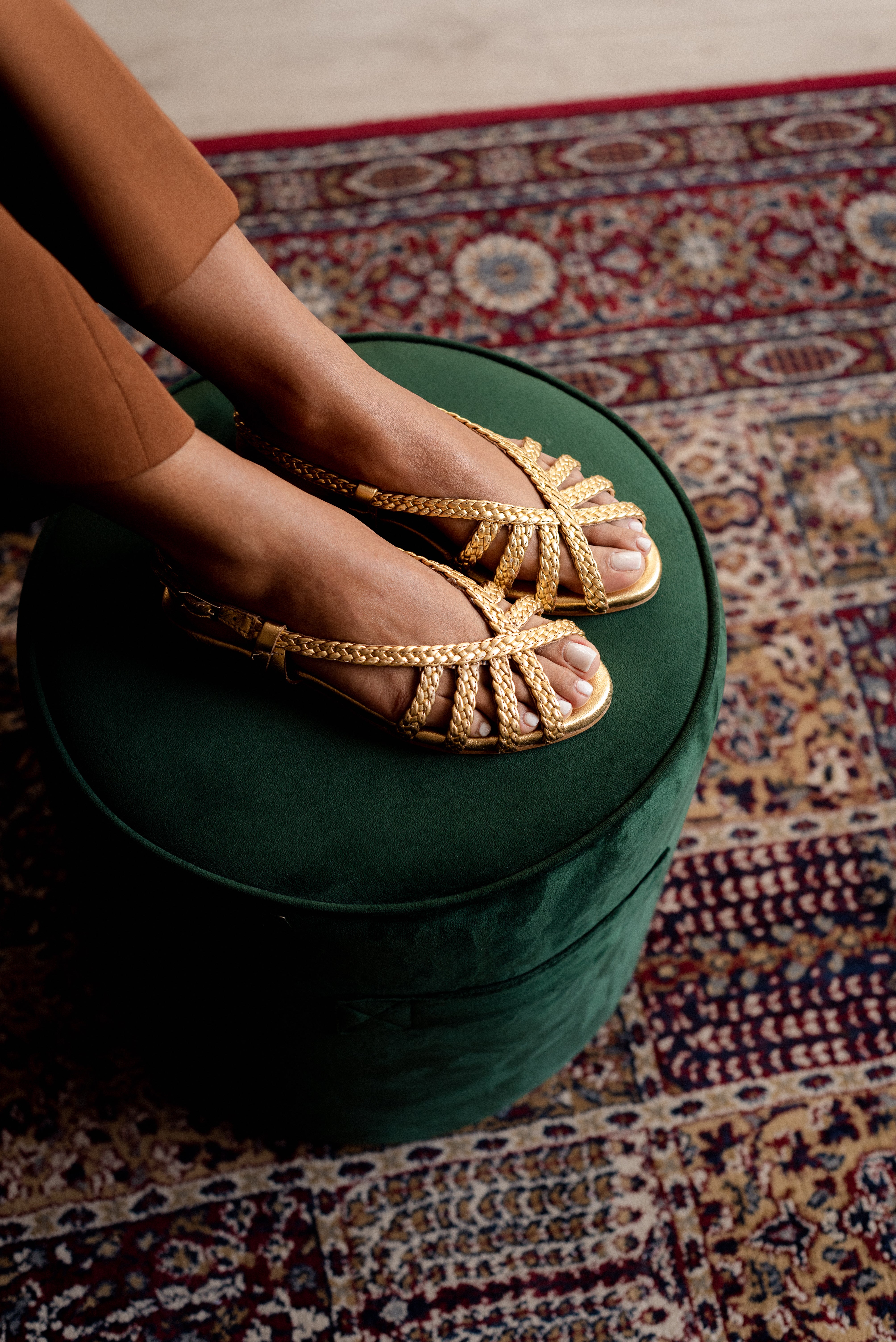 SANDALIA PLANA LOURDES PIEL LAMINADO ORO