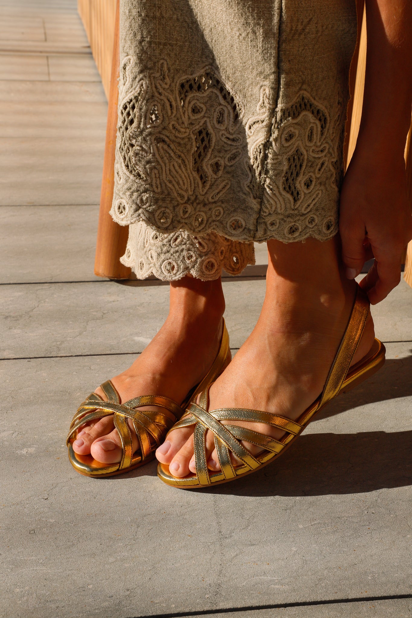 SANDALIA PLANA TOMÁS PIEL LAMINADO ORO