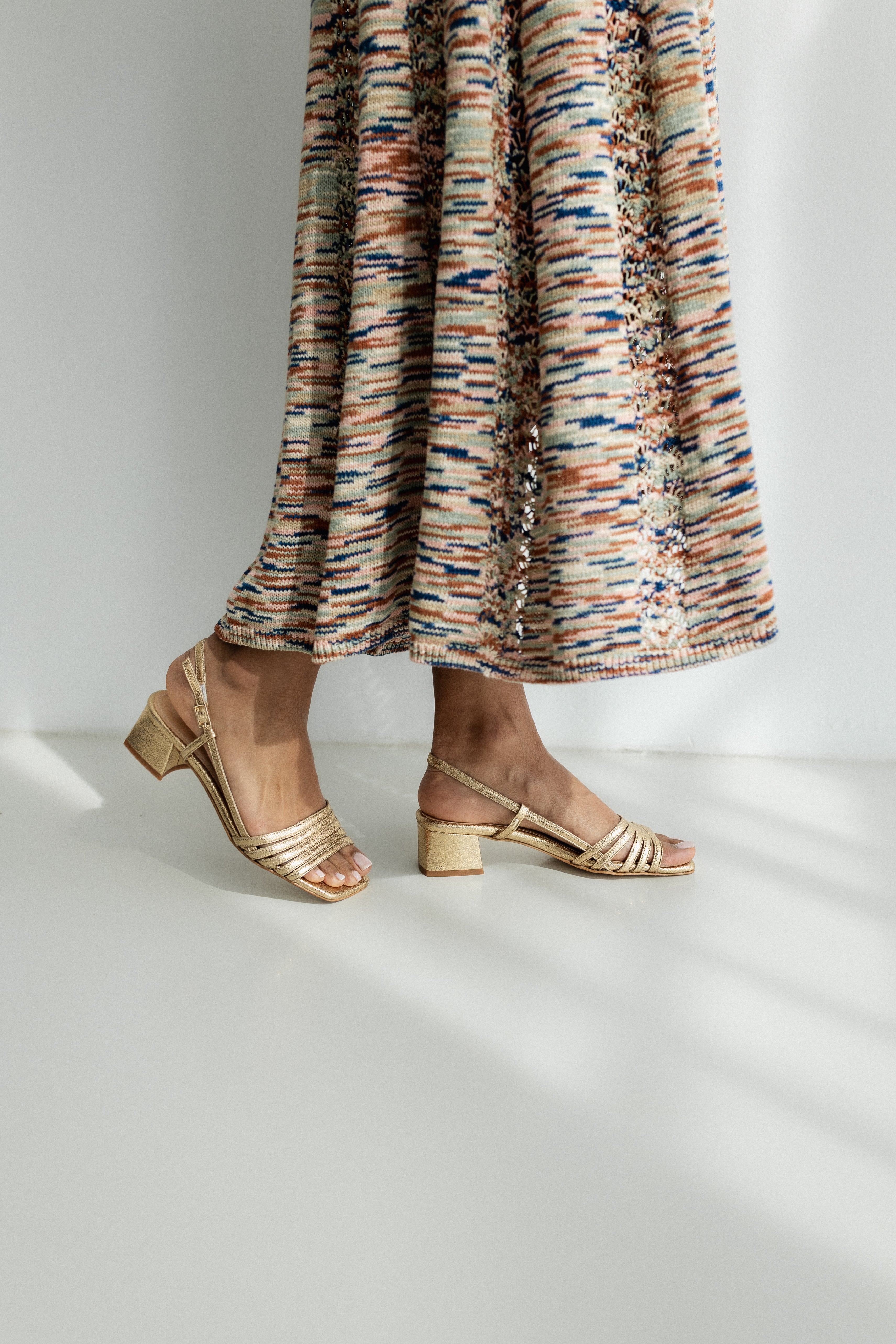 SANDALIA TELA PIEL GRABADA ORO TACÓN 4CM