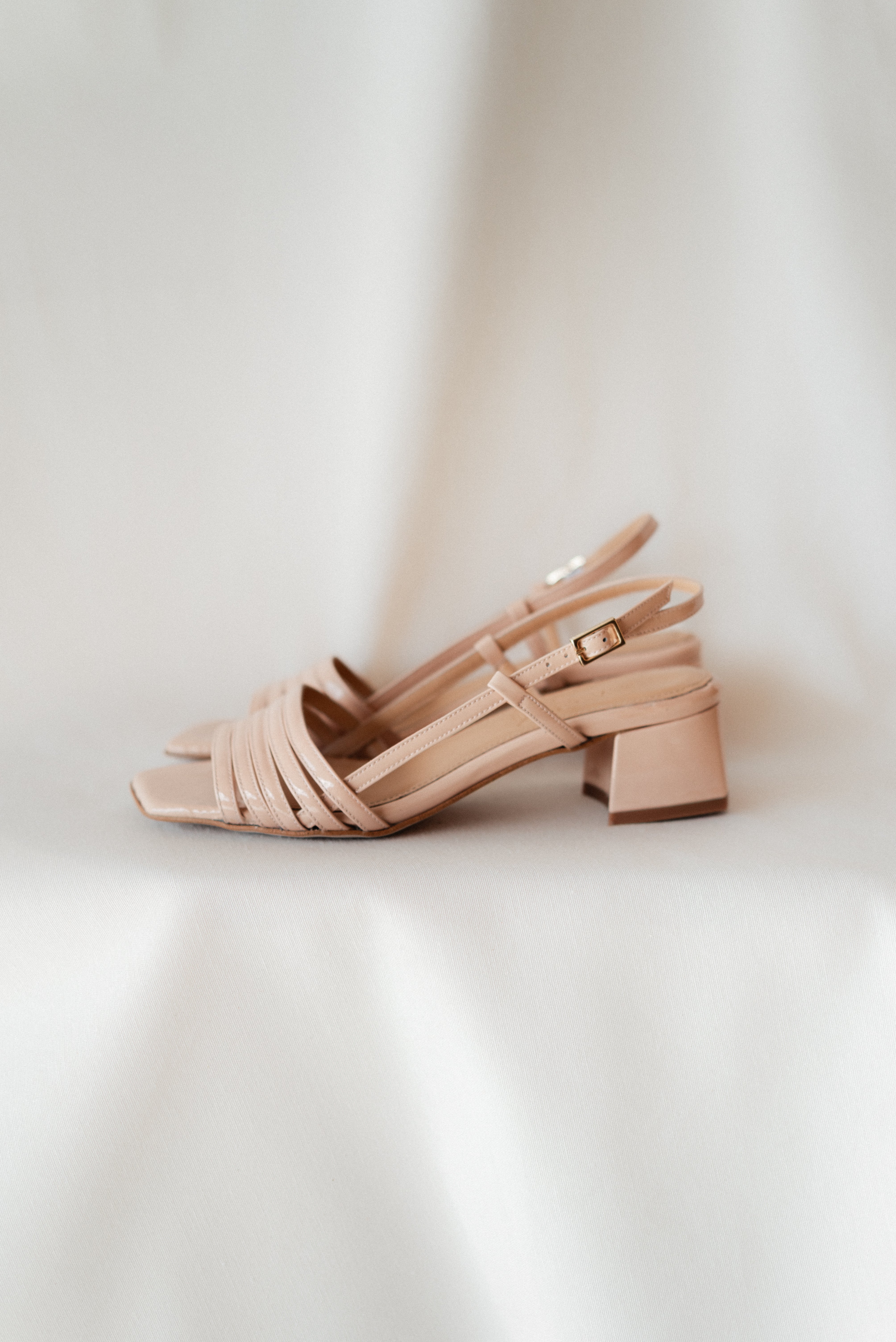 NUDE PATENT LEATHER EFFECT FABRIC SANDAL WITH 4CM HEEL