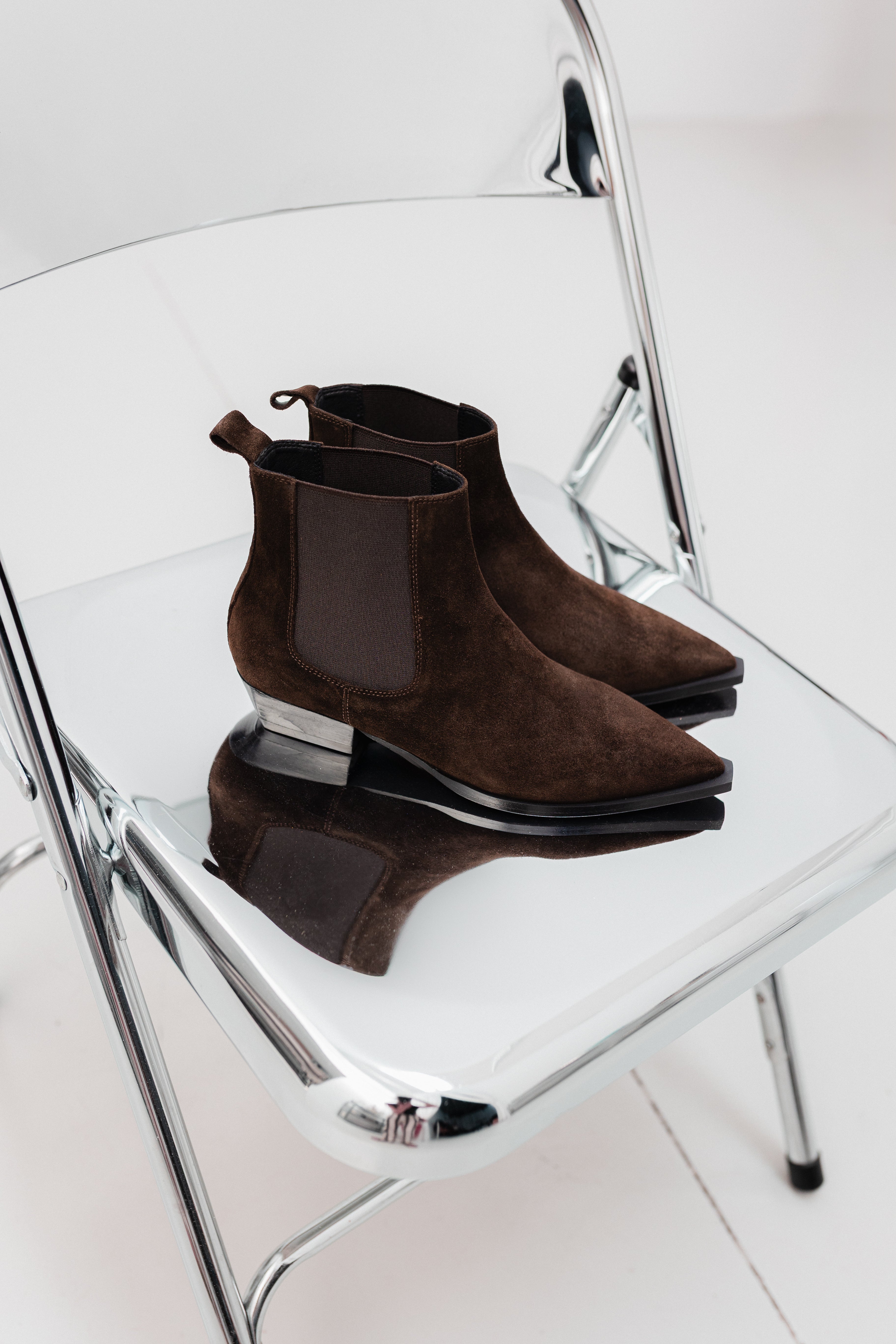 Botín cómodos de color marrón chocolate en ante al estilo cowboy con punta