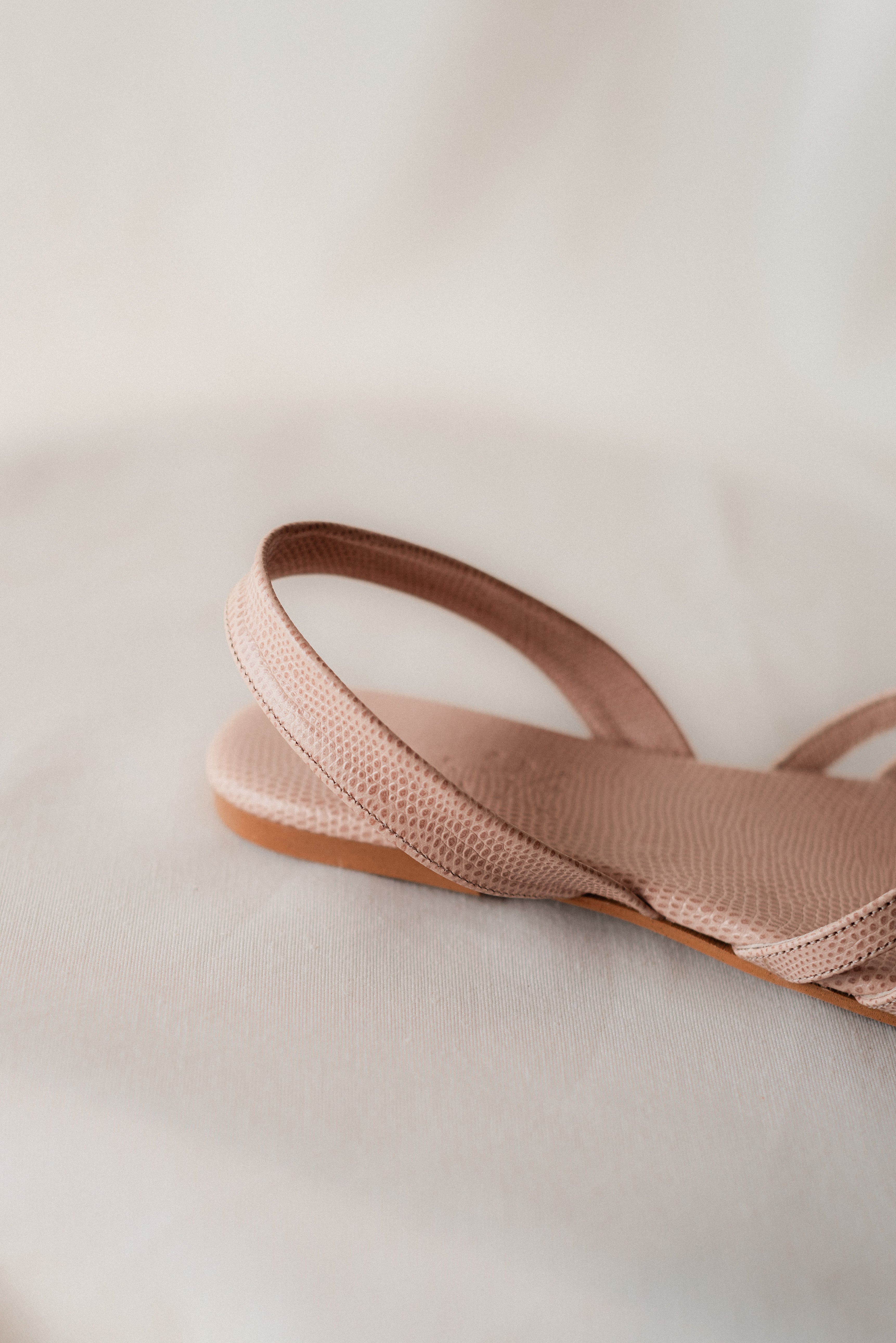 SANDALIA PLANA TOMÁS PIEL GRABADA NUDE