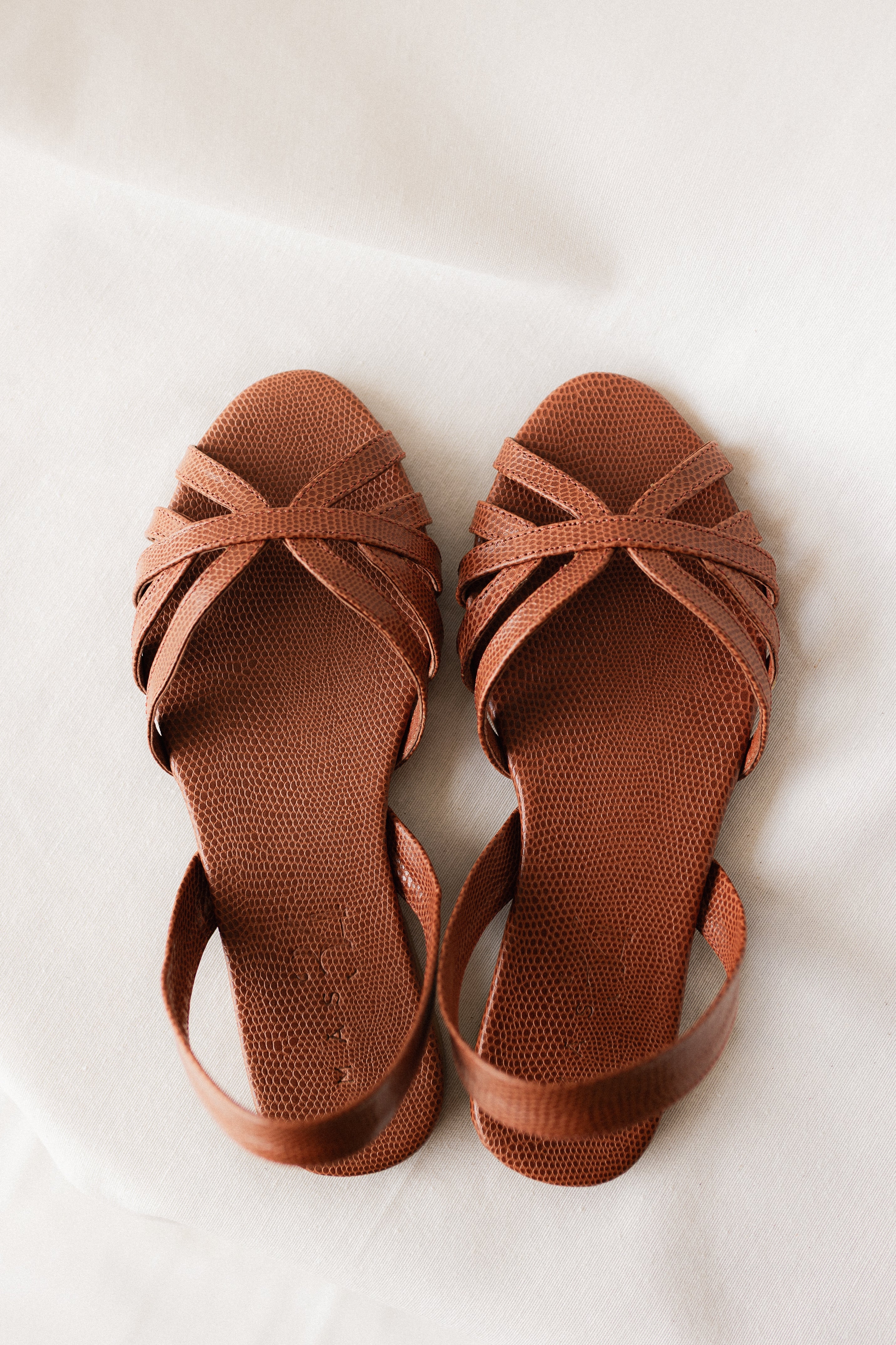 SANDALIA PLANA TOMÁS PIEL MARRÓN