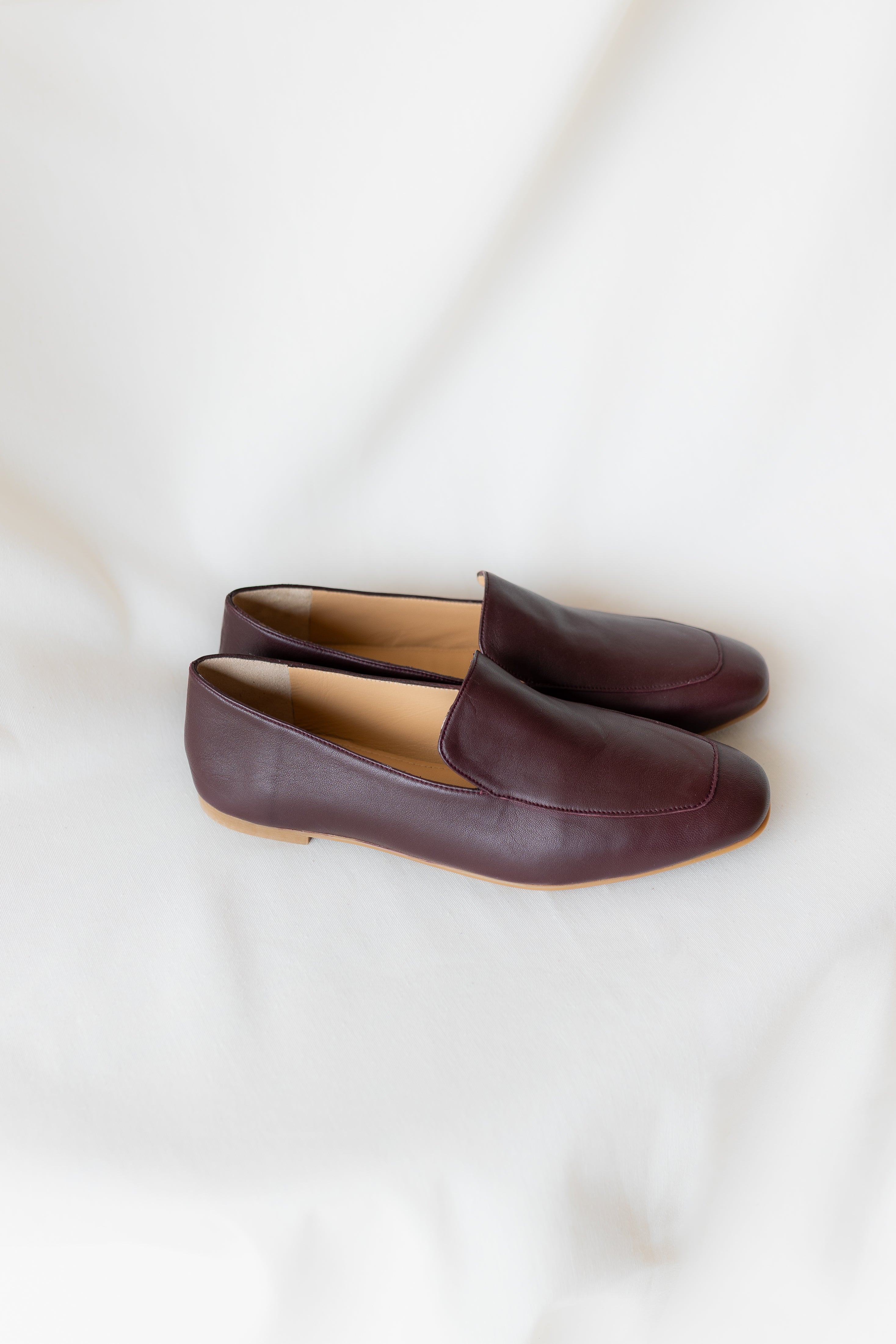 MOCASÍN BLANCA PIEL BURDEOS