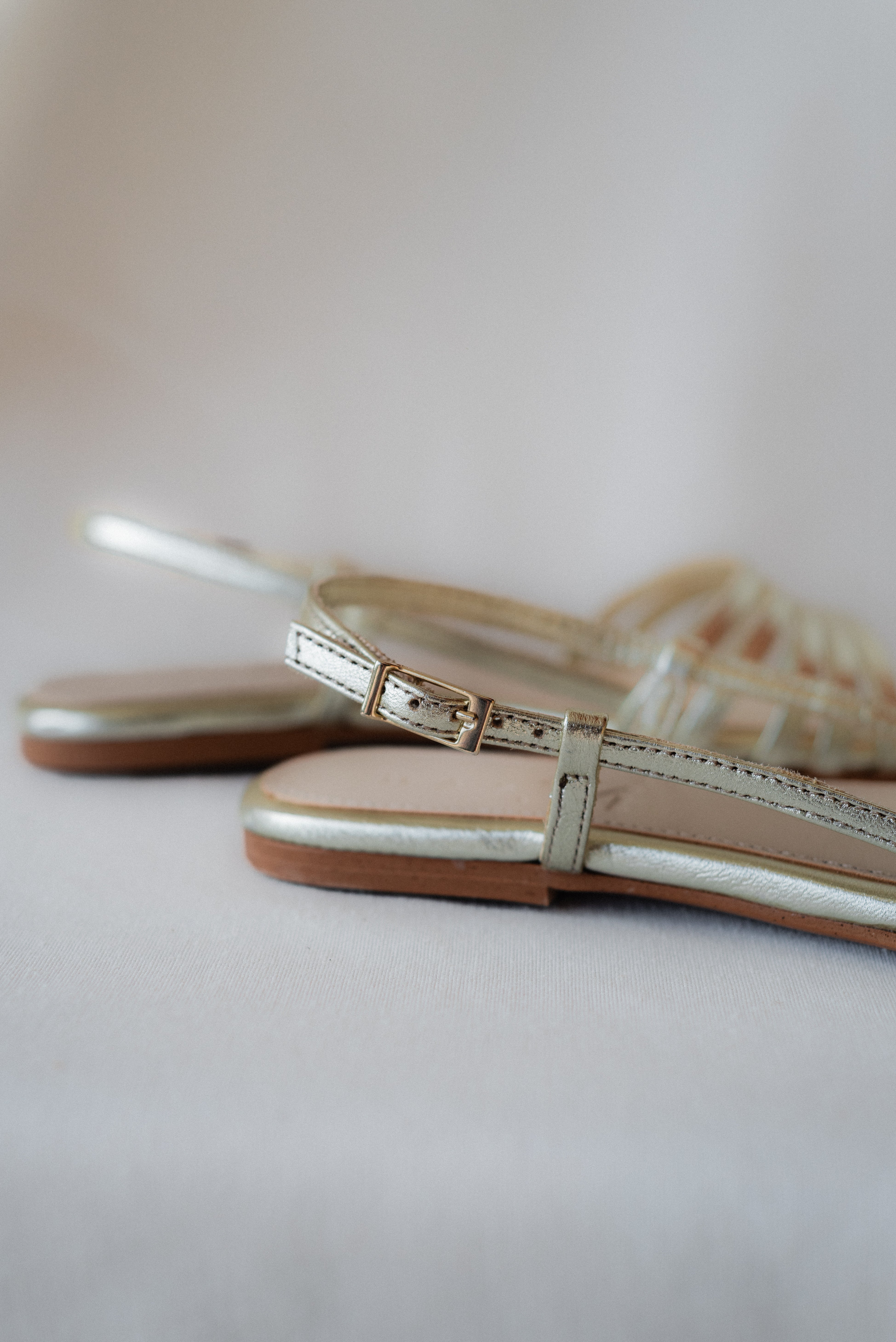 SANDALIA PLANA COSME PIEL LAMINADO PLATINO