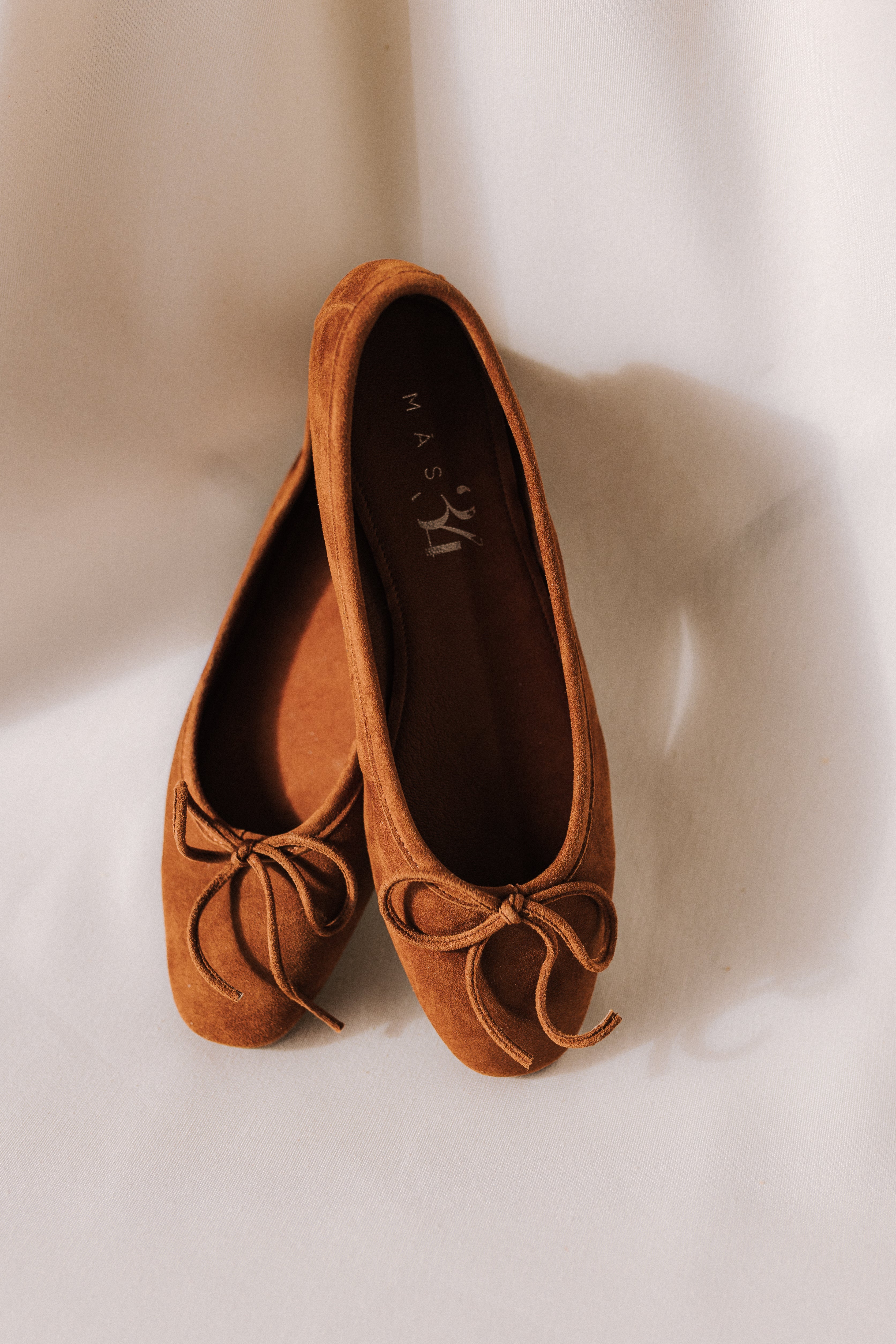 BAILARINA MONTSE LAZO ANTE MARRÓN