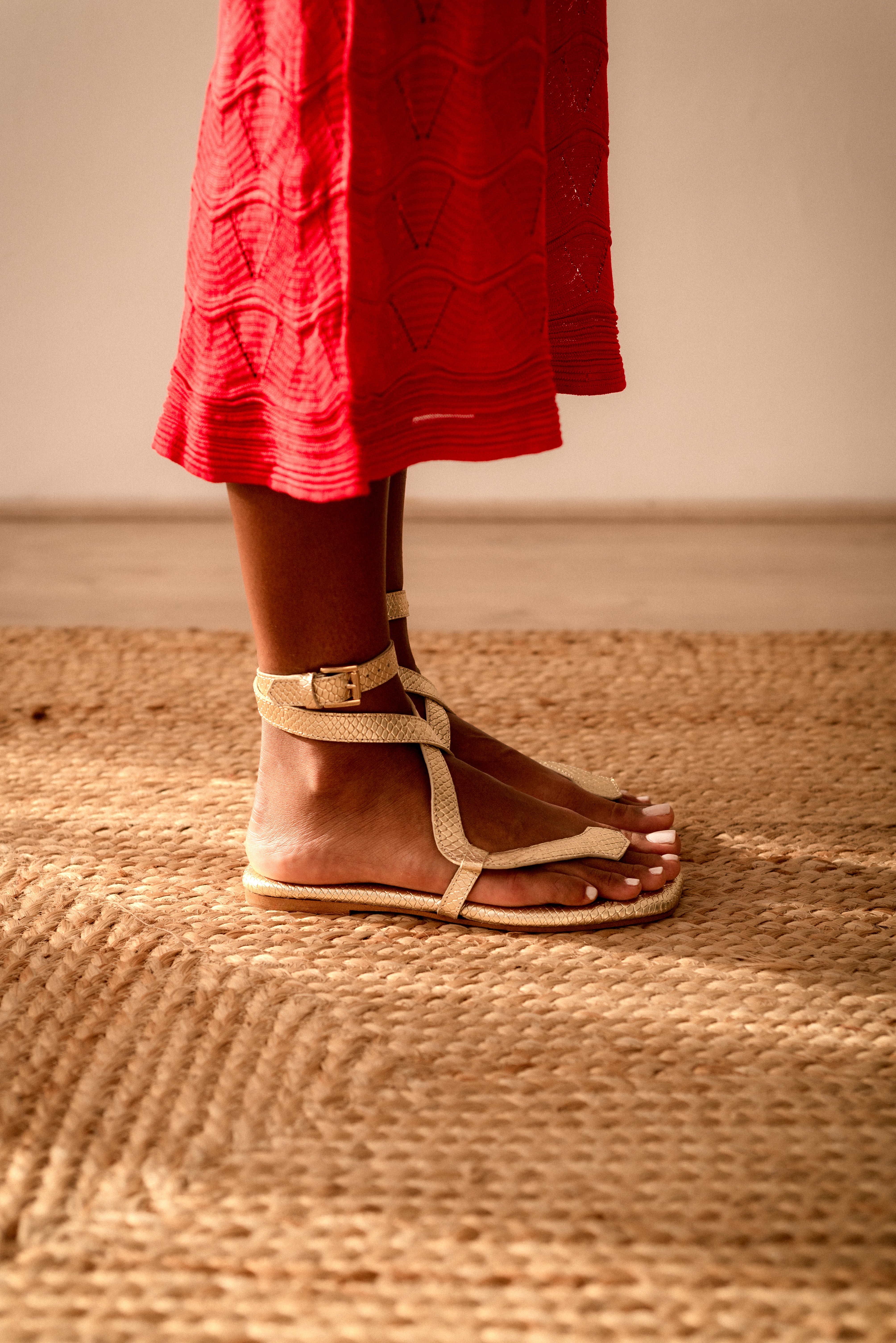 MAX FLAT SANDAL IN PLATINUM ENGRAVED LEATHER