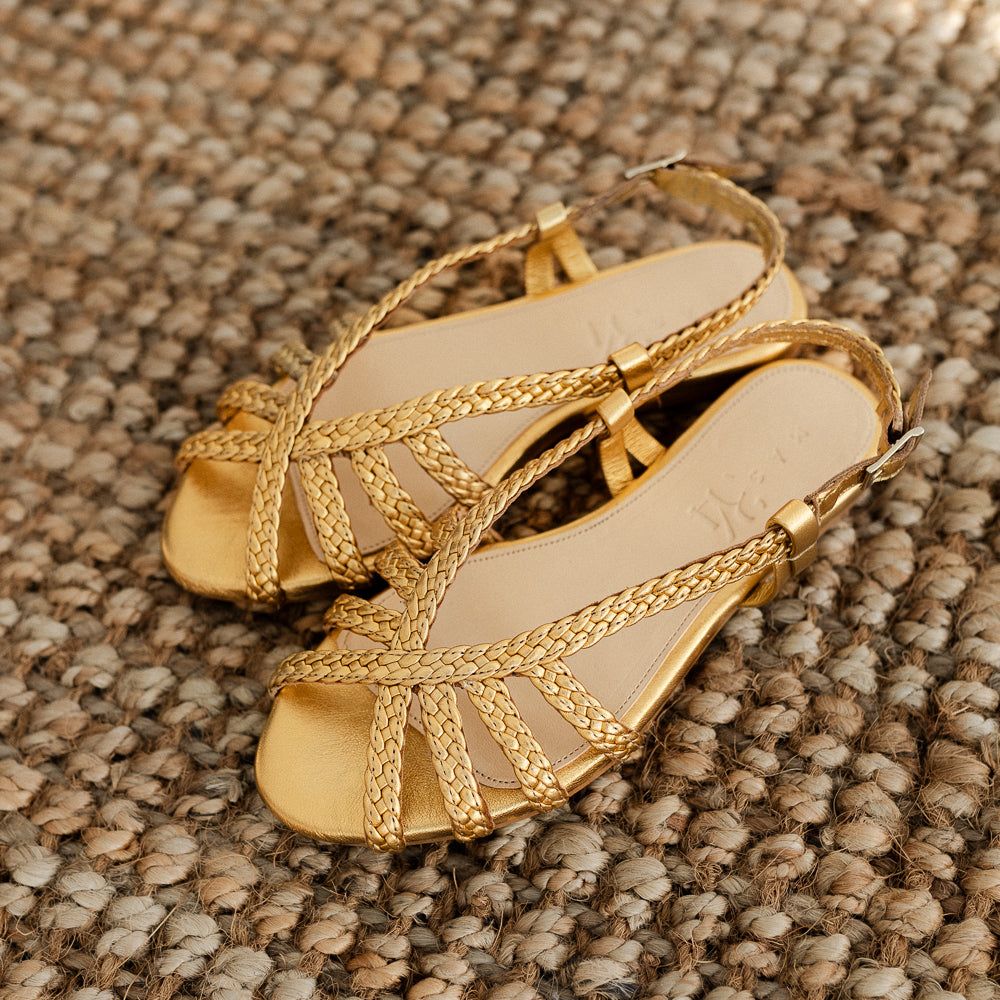 SANDALIA PLANA LOURDES PIEL LAMINADO ORO