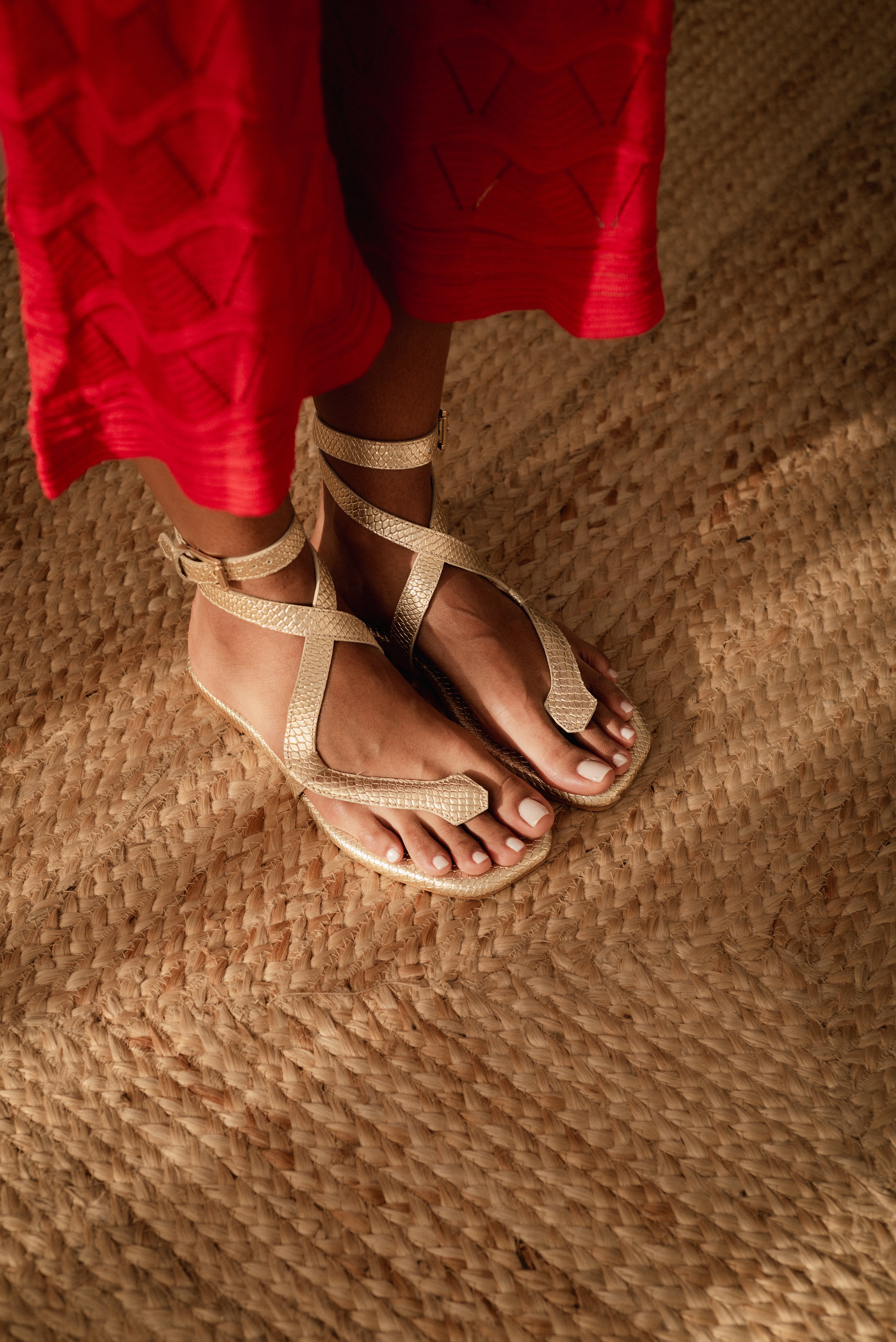 MAX FLAT SANDAL IN PLATINUM ENGRAVED LEATHER