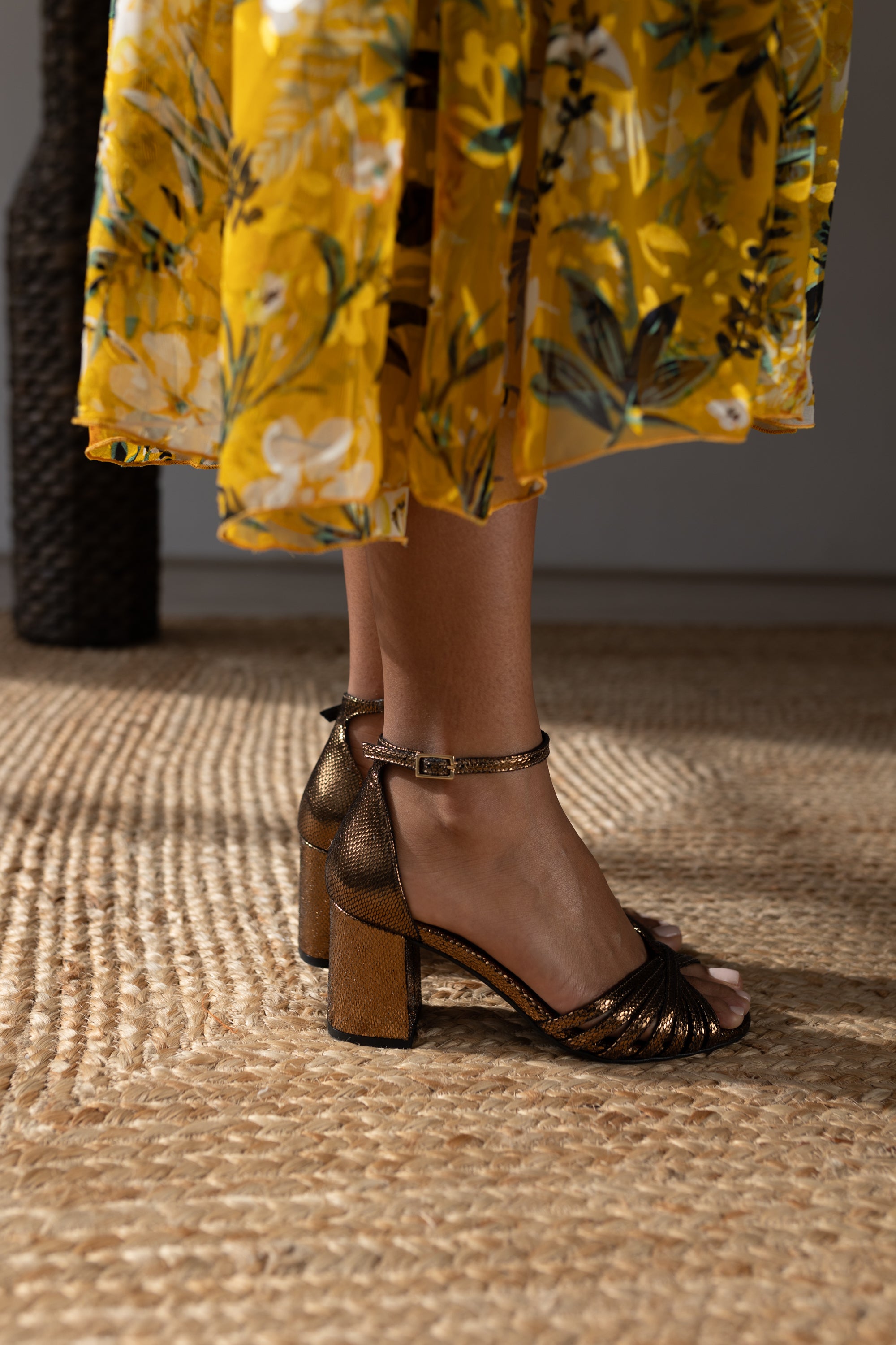 Sandalia de mujer elegante con tacón 6 cm en color bronce