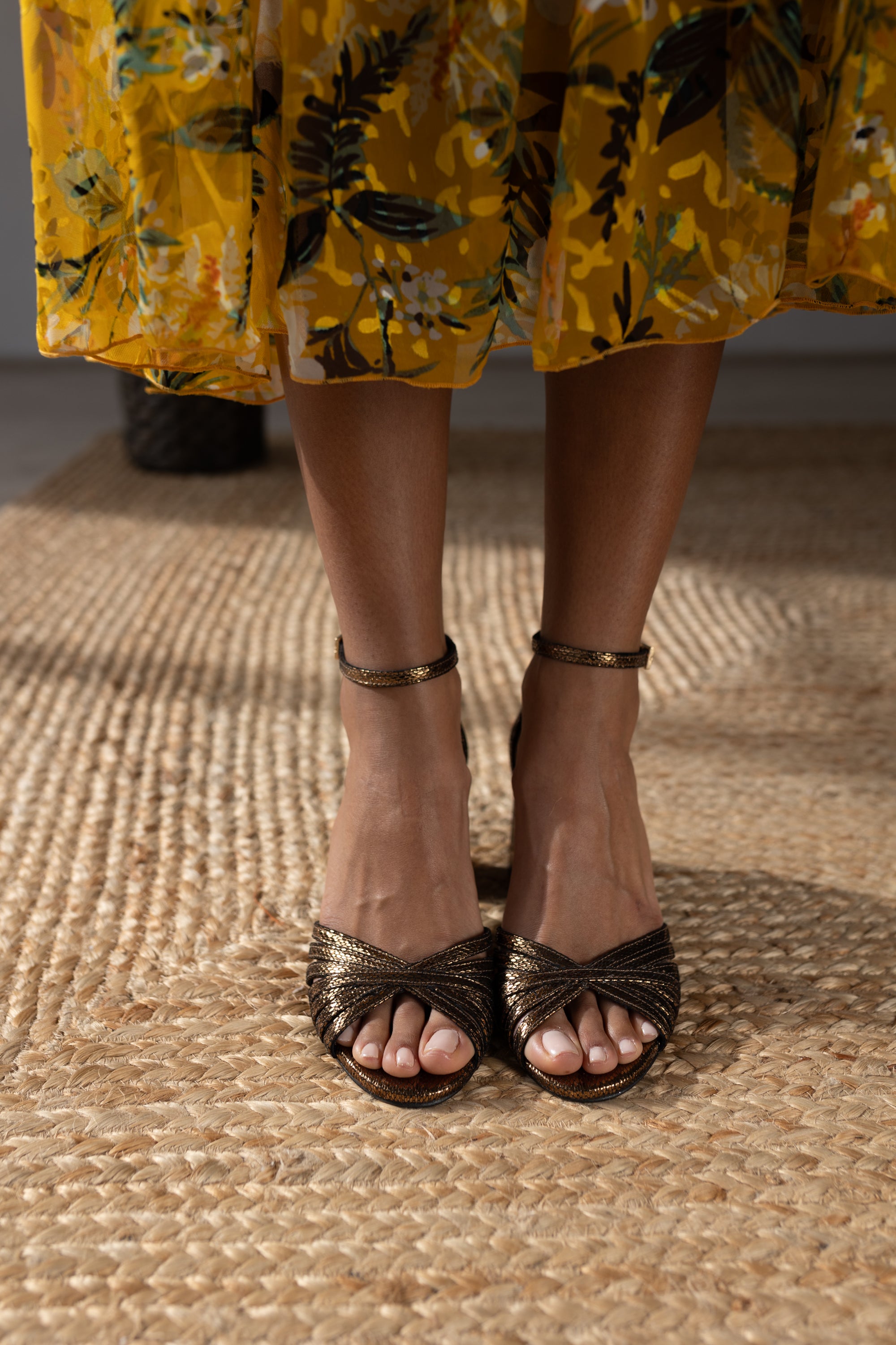 SANDALIA AITANA PIEL GRABADA BRONCE TACÓN 6CM